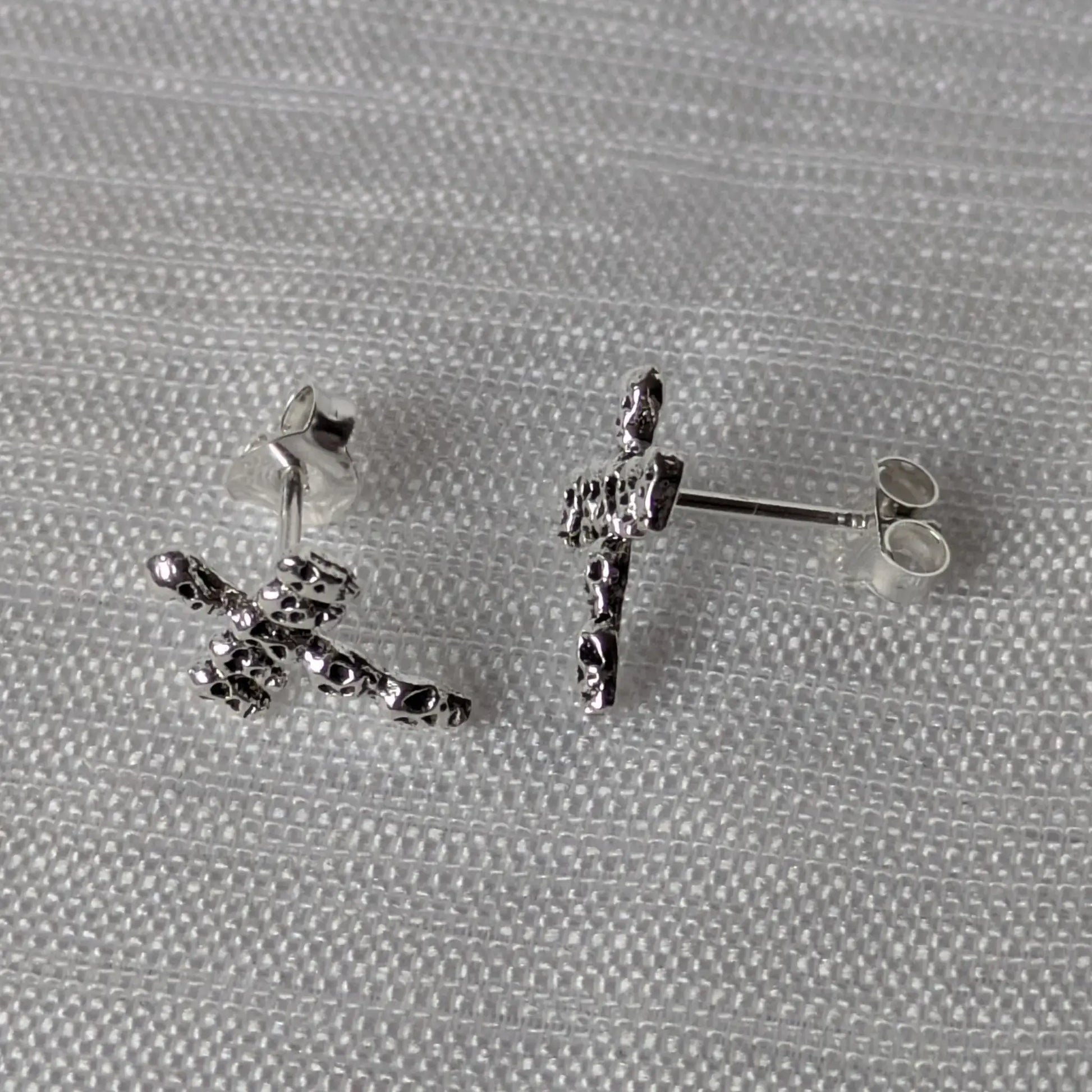 Seitenprofil der silbernen Totenkopf-Ohrringe zur Darstellung der Tiefe.