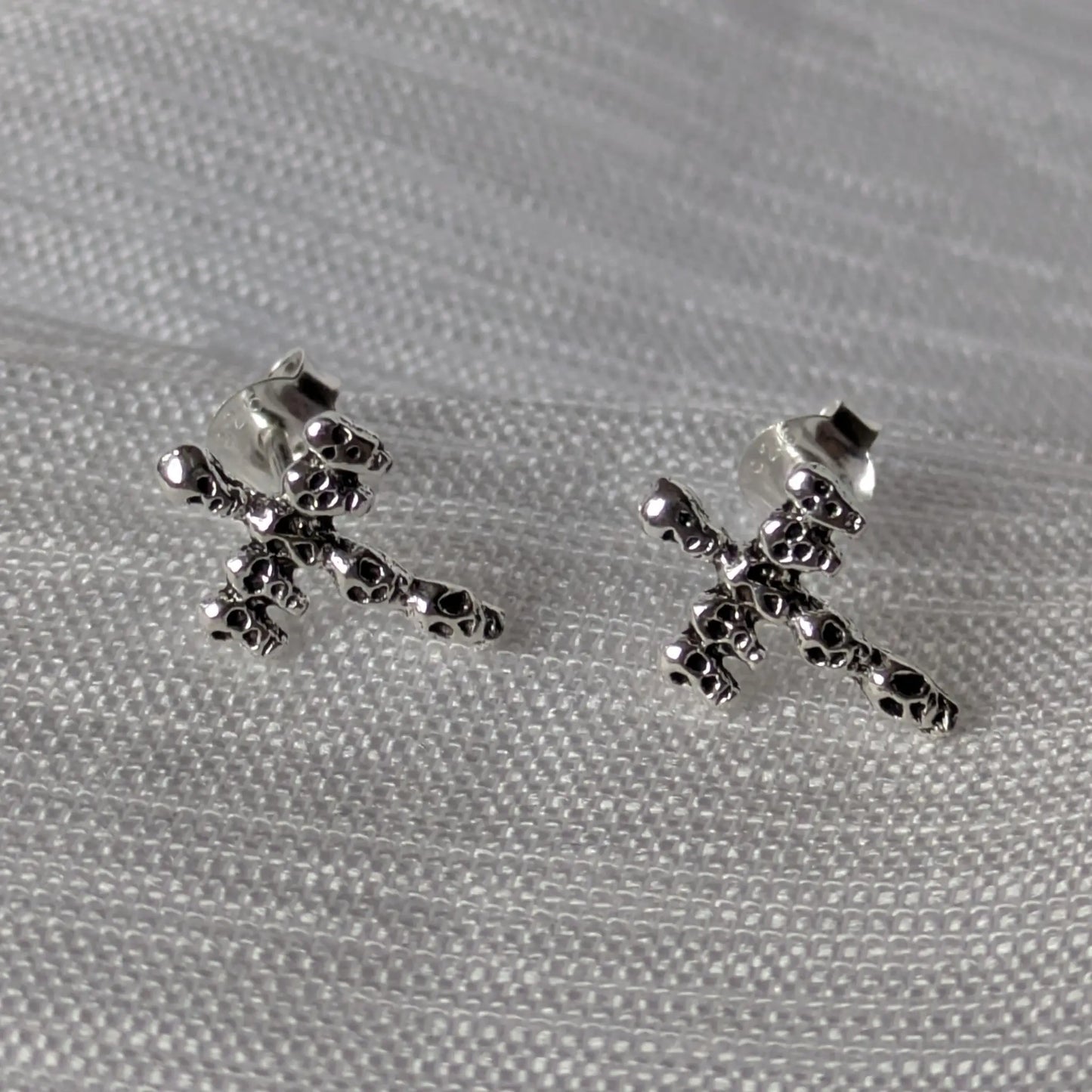 Frontale Ansicht der Skull-Kreuz Ohrstecker aus 925 Sterling Silber.