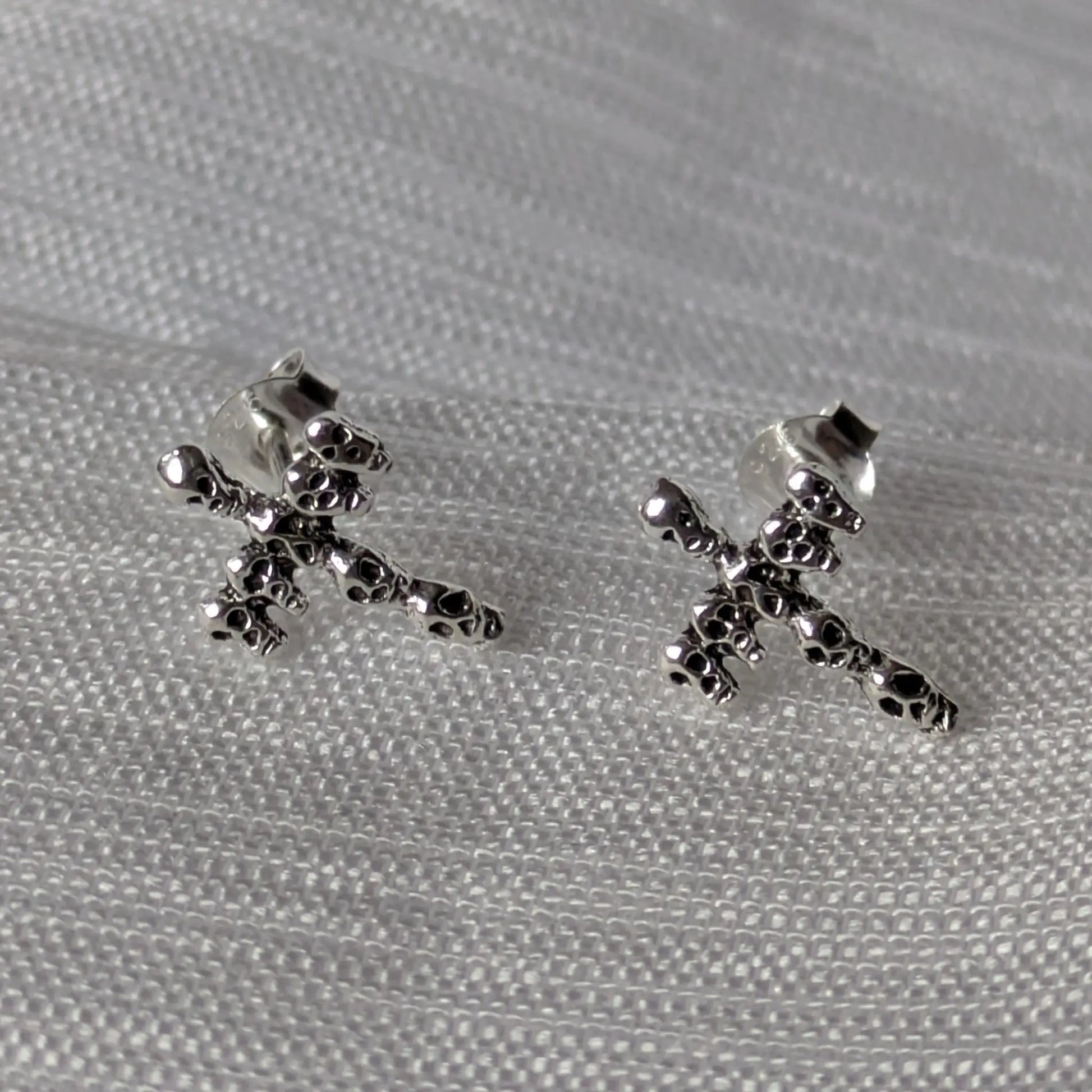Frontale Ansicht der Skull-Kreuz Ohrstecker aus 925 Sterling Silber.