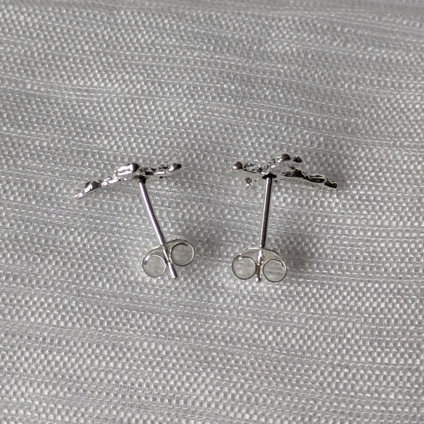 Rückseite der Kreuz-Ohrstecker mit 925 Silber Stempel und Verschluss.