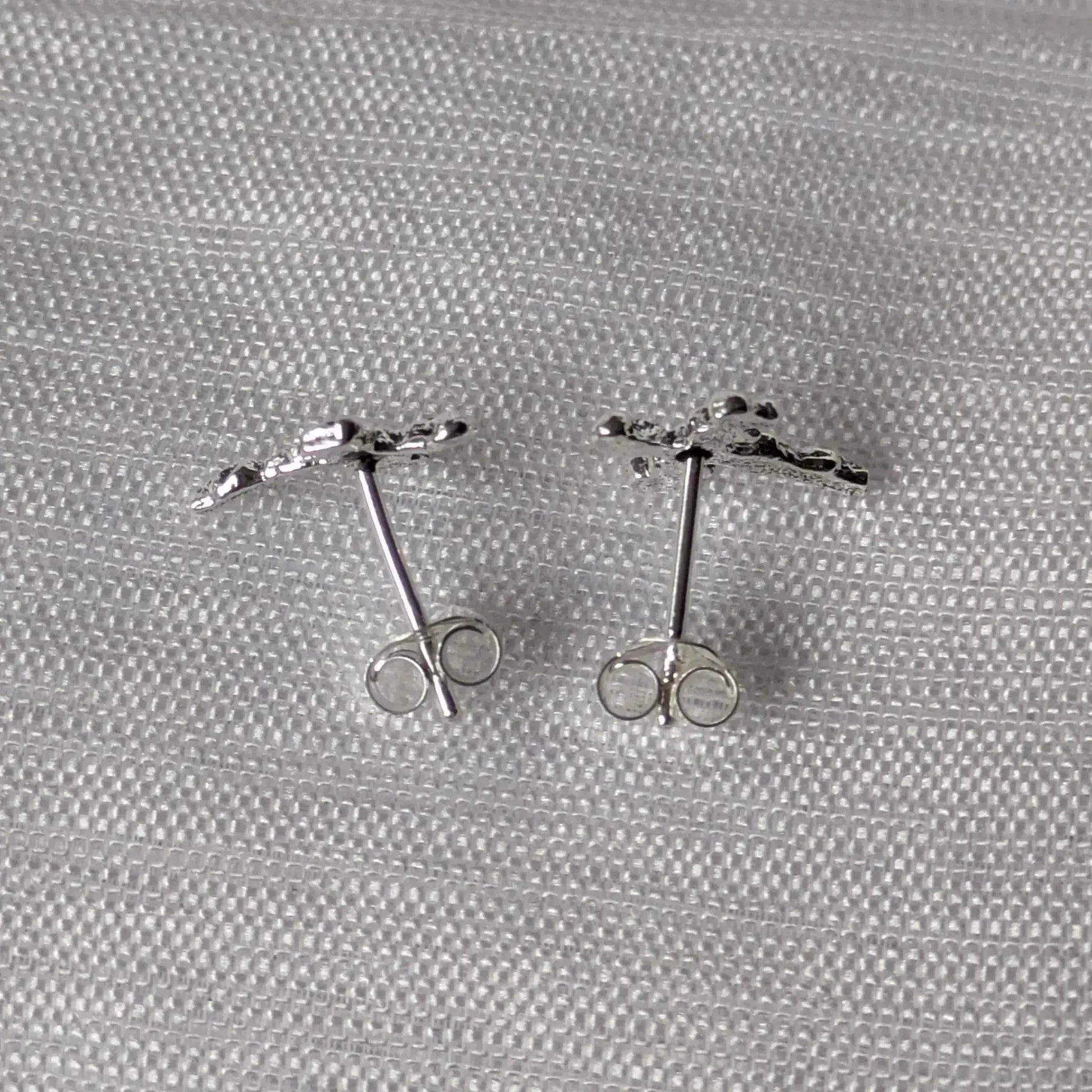 Rückseite der Kreuz-Ohrstecker mit 925 Silber Stempel und Verschluss.