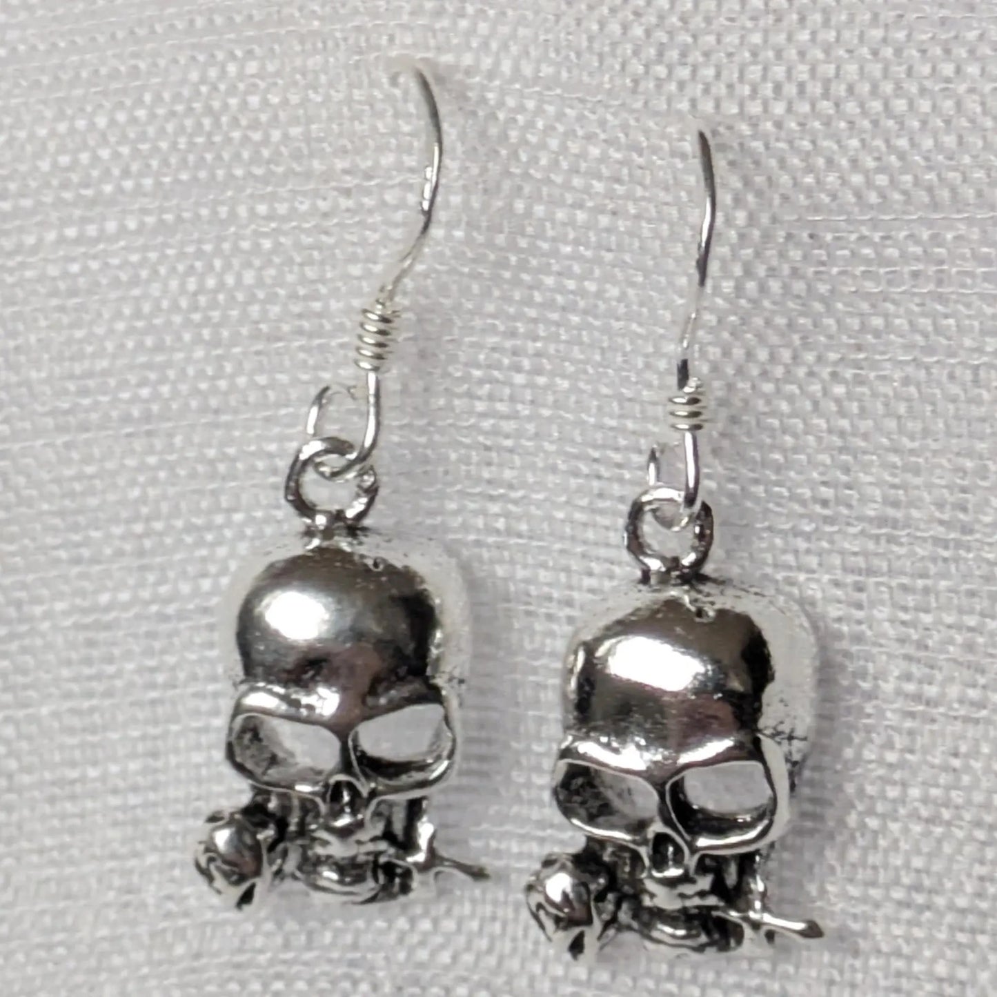 Detailansicht 925 Silber Totenkopf Ohrring mit Rose im Gebiss.