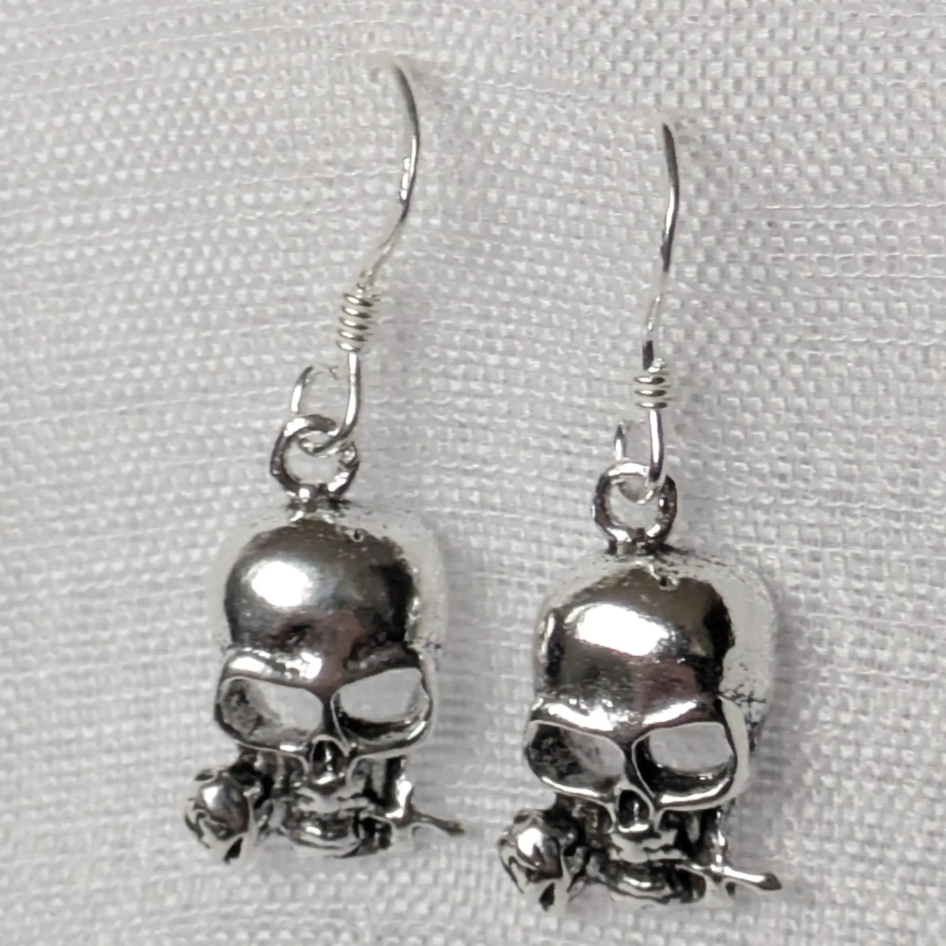 Detailansicht 925 Silber Totenkopf Ohrring mit Rose im Gebiss.