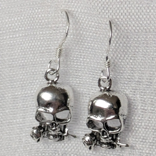 Detailansicht 925 Silber Totenkopf Ohrring mit Rose im Gebiss.
