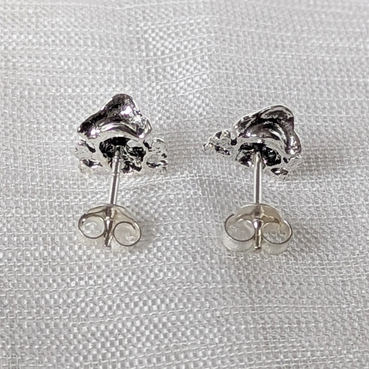 Rückansicht der Totenkopf Ohrstecker mit sicherem Butterfly-Verschluss aus hautfreundlichem 925 Silber.