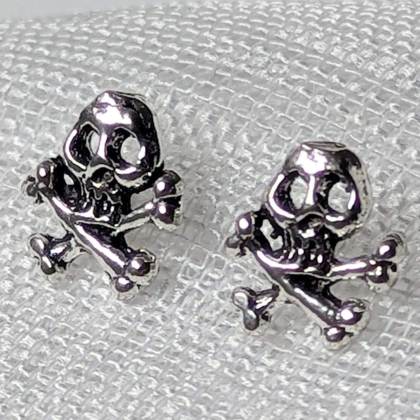 Nahaufnahme der detailreichen Totenkopf Ohrstecker aus echtem 925 Silber.