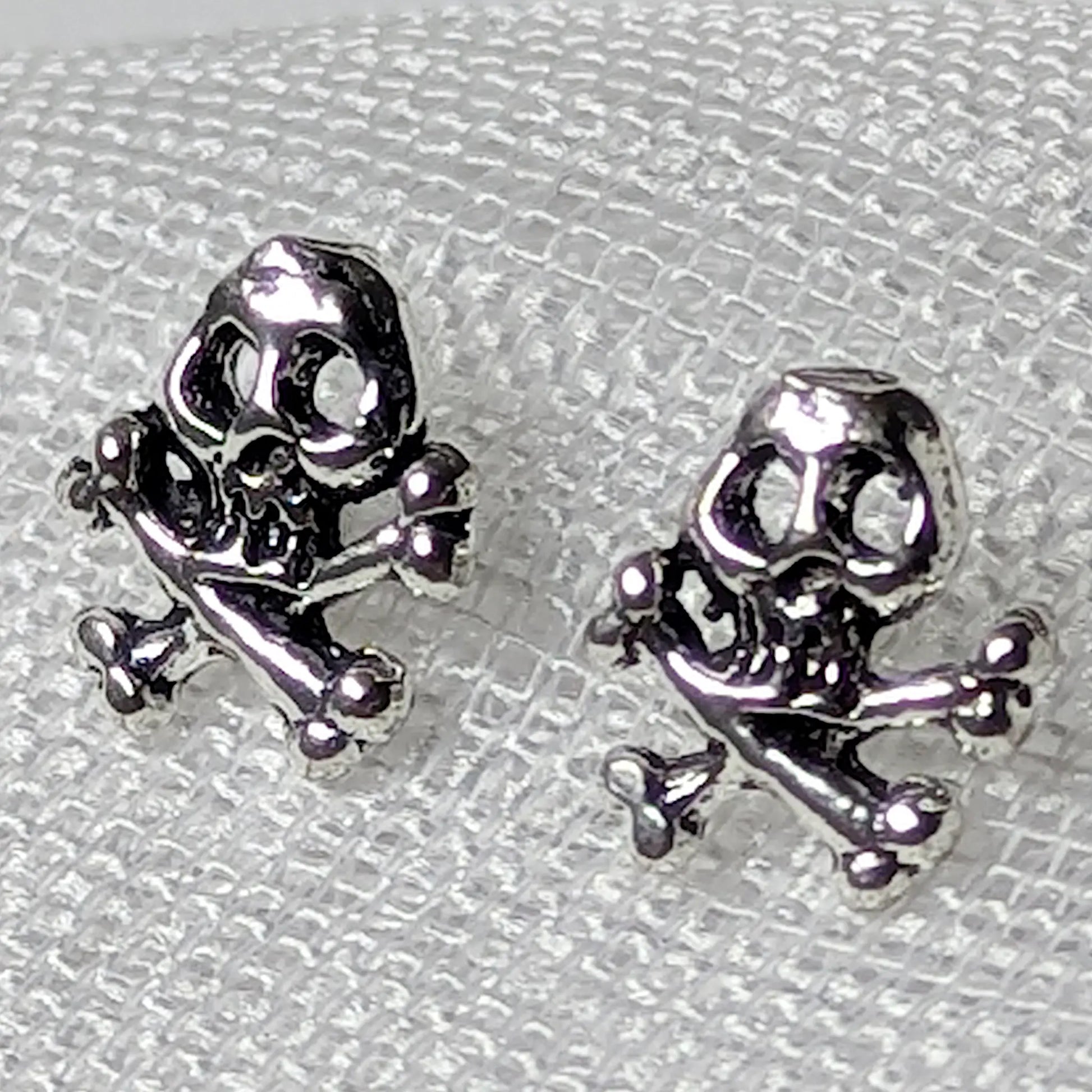 Nahaufnahme der detailreichen Totenkopf Ohrstecker aus echtem 925 Silber.