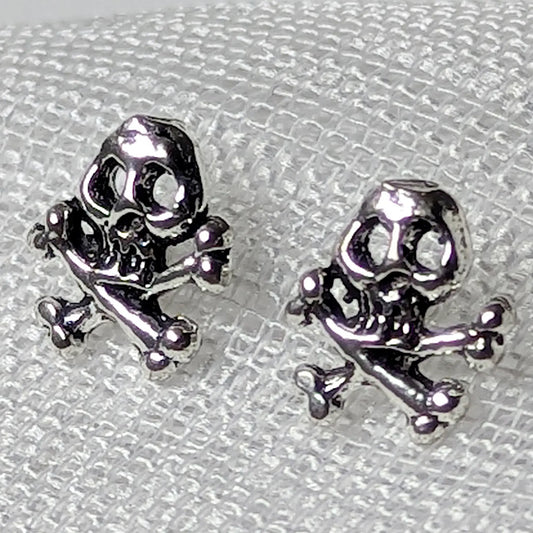 Nahaufnahme der detailreichen Totenkopf Ohrstecker aus echtem 925 Silber.