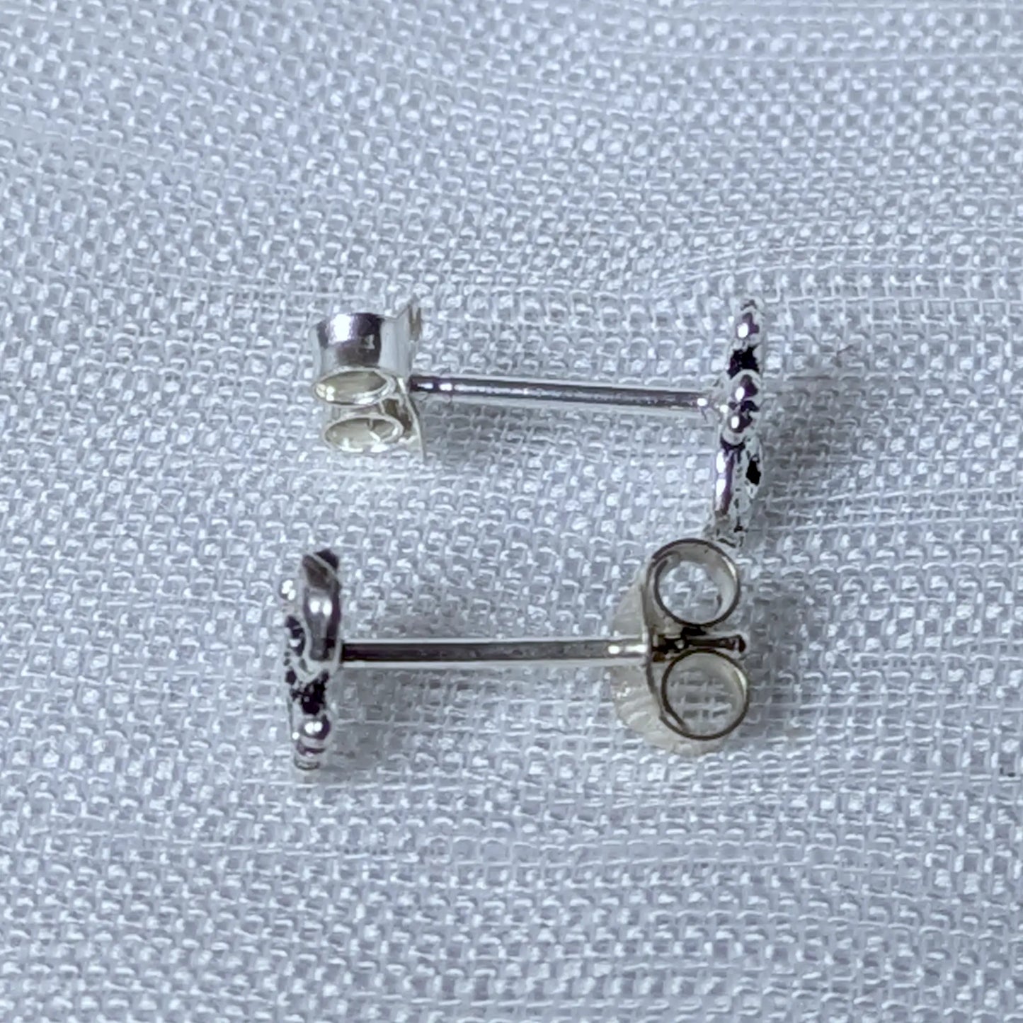 Seitenansicht der Totenkopf Silberohrstecker zeigt die kompakte Form.