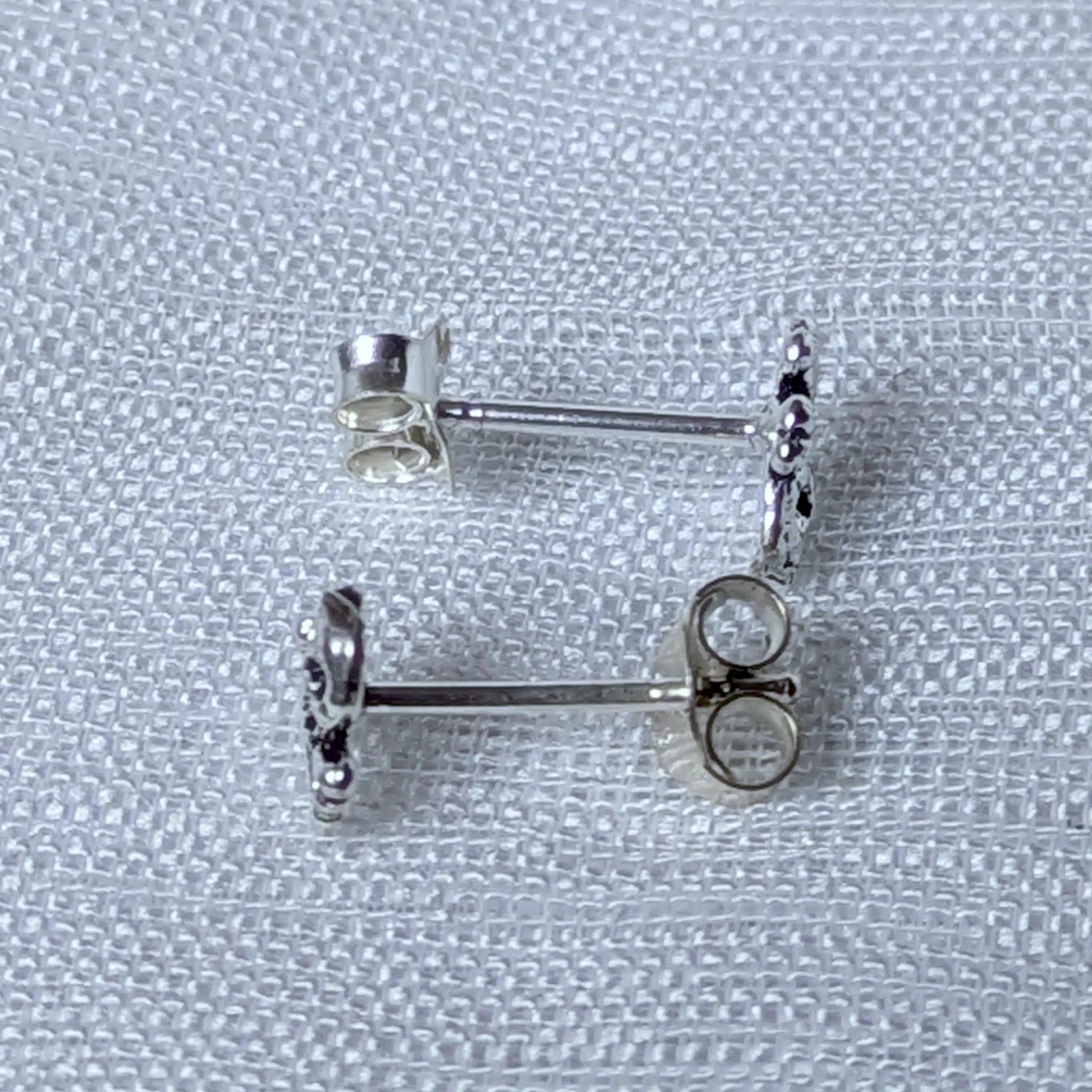 Seitenansicht der Totenkopf Silberohrstecker zeigt die kompakte Form.