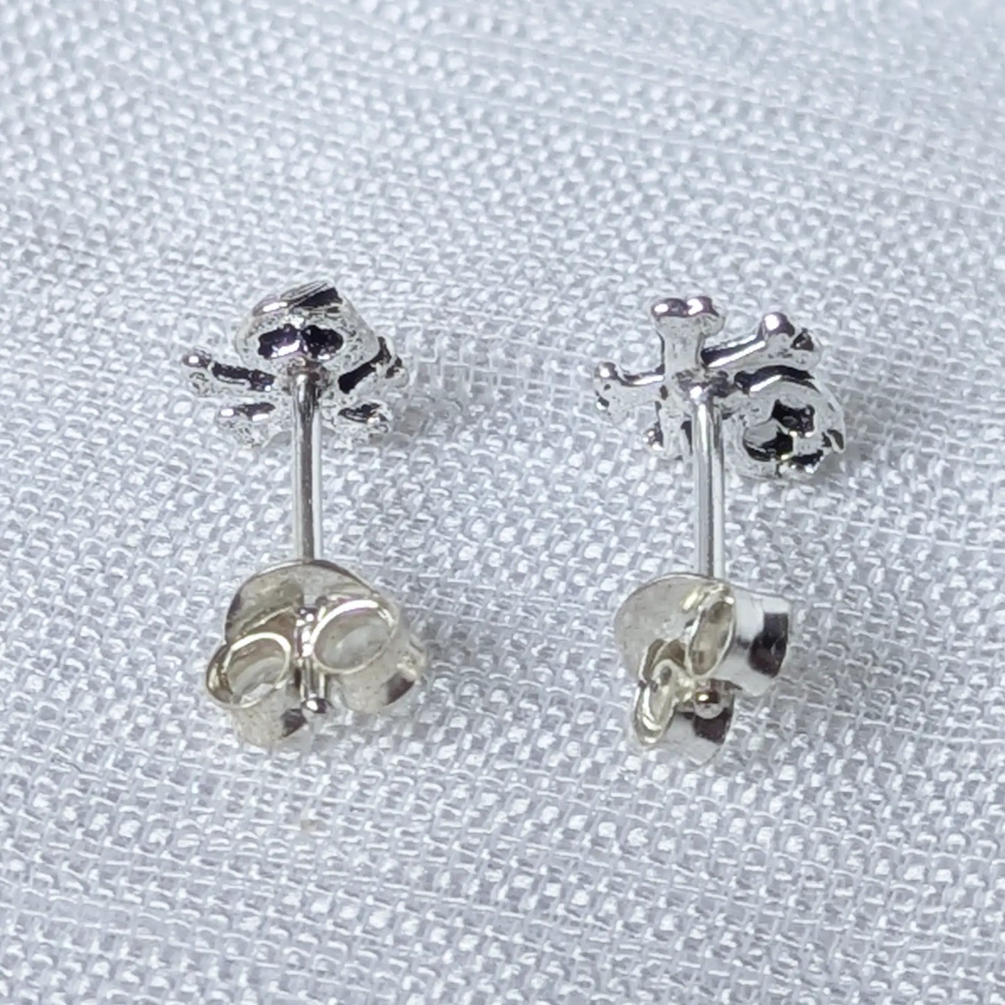 Rückansicht der Totenkopf Ohrstecker mit sicherem 925 Silber Verschluss.