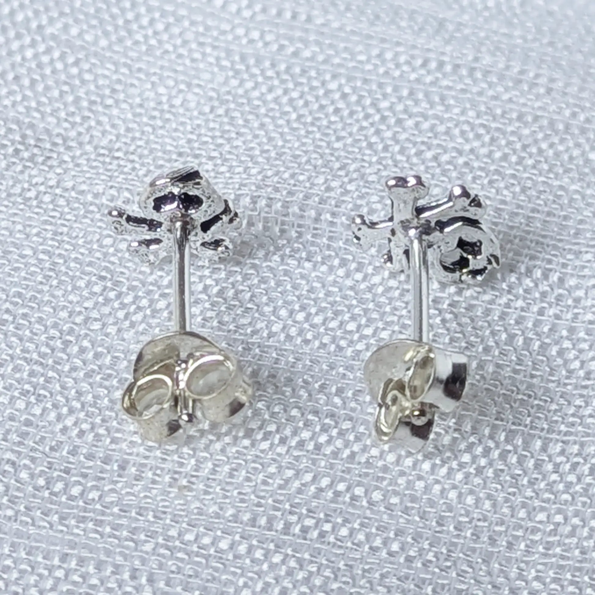 Rückansicht der Totenkopf Ohrstecker mit sicherem 925 Silber Verschluss.