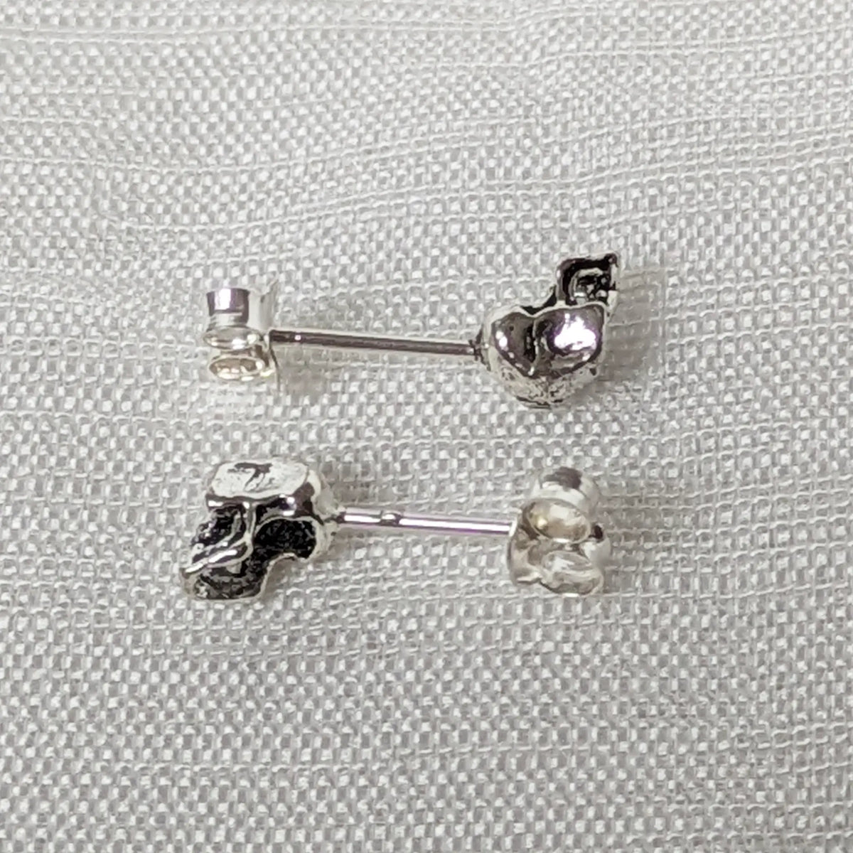 Seitenansicht der massiven Totenkopf Ohrringe aus echtem 925 Silber
