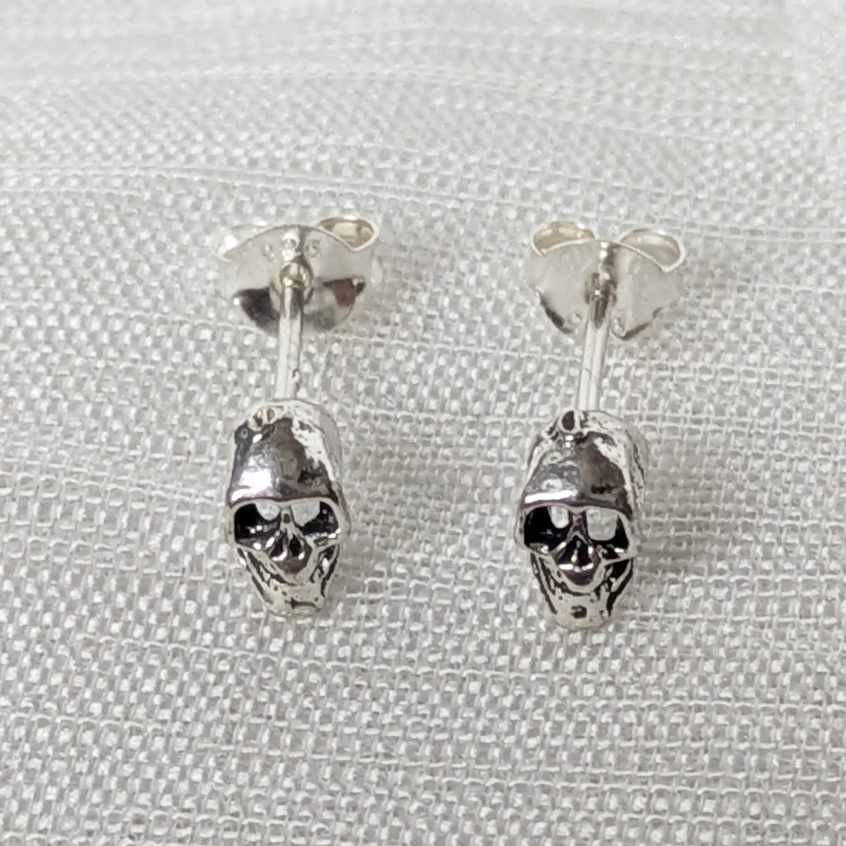 Frontalansicht kleine Totenkopf Silberohrstecker im edlen Skull Design