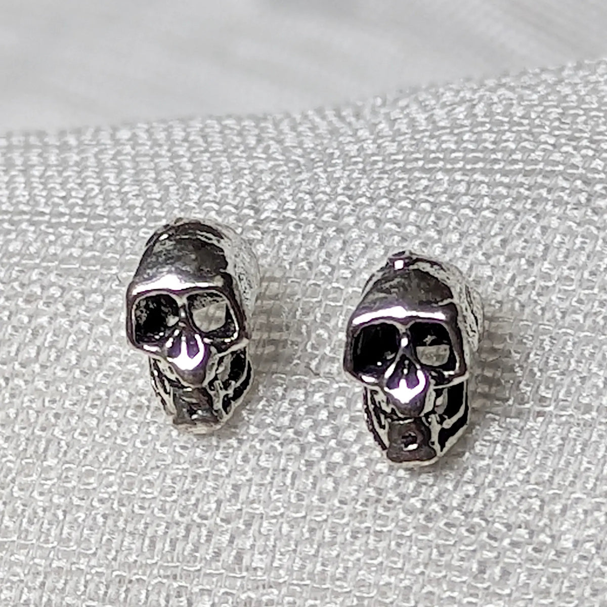 Nahaufnahme detailreiche Totenkopf Ohrstecker aus 925 Sterling Silber