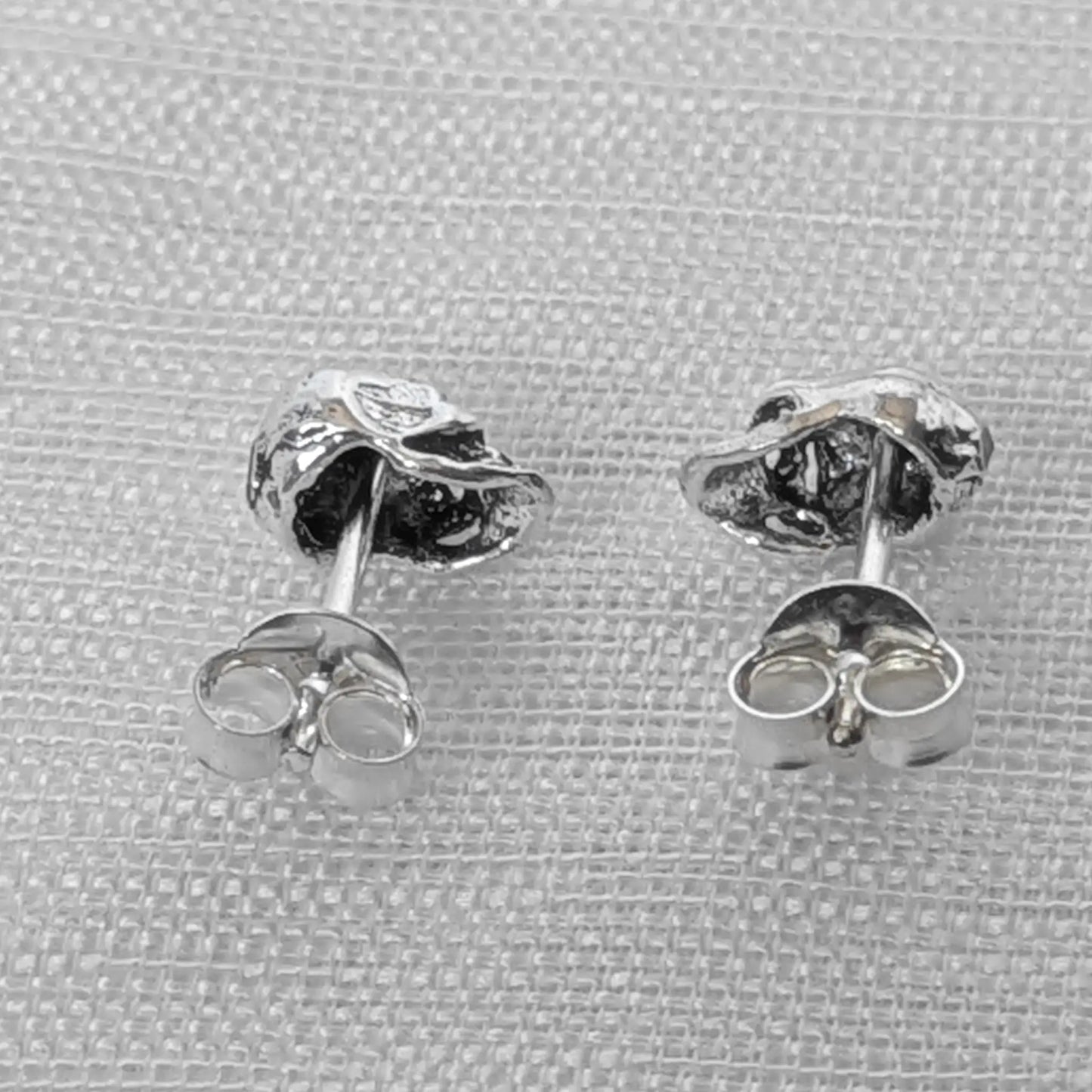 ückansicht der Totenkopf Silber-Ohrringe mit dem stabilen Stift und der 925er Silberprägung.