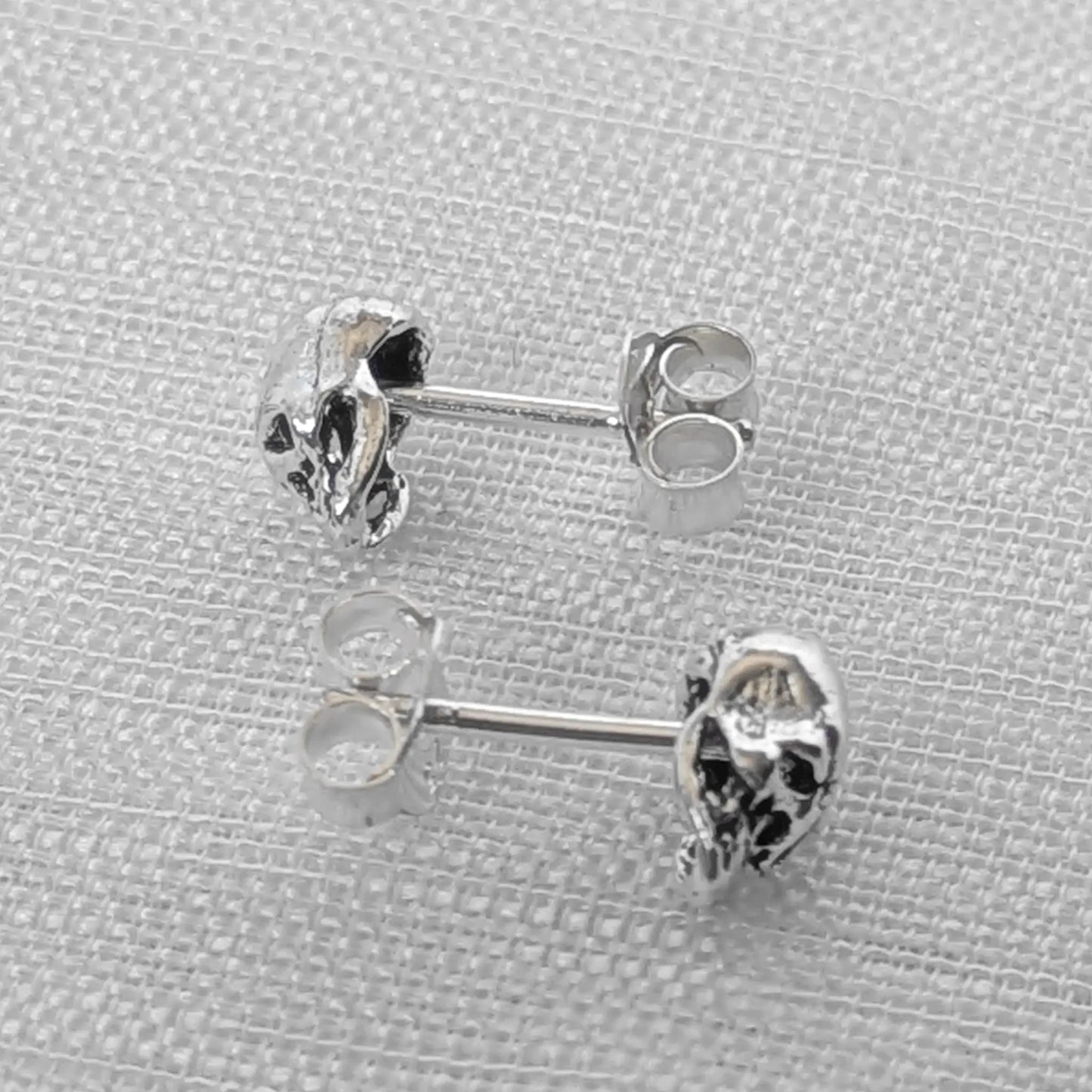 Seitenansicht der Totenkopf Ohrstecker aus Echt-Silber zur Darstellung der plastischen 3D-Form.