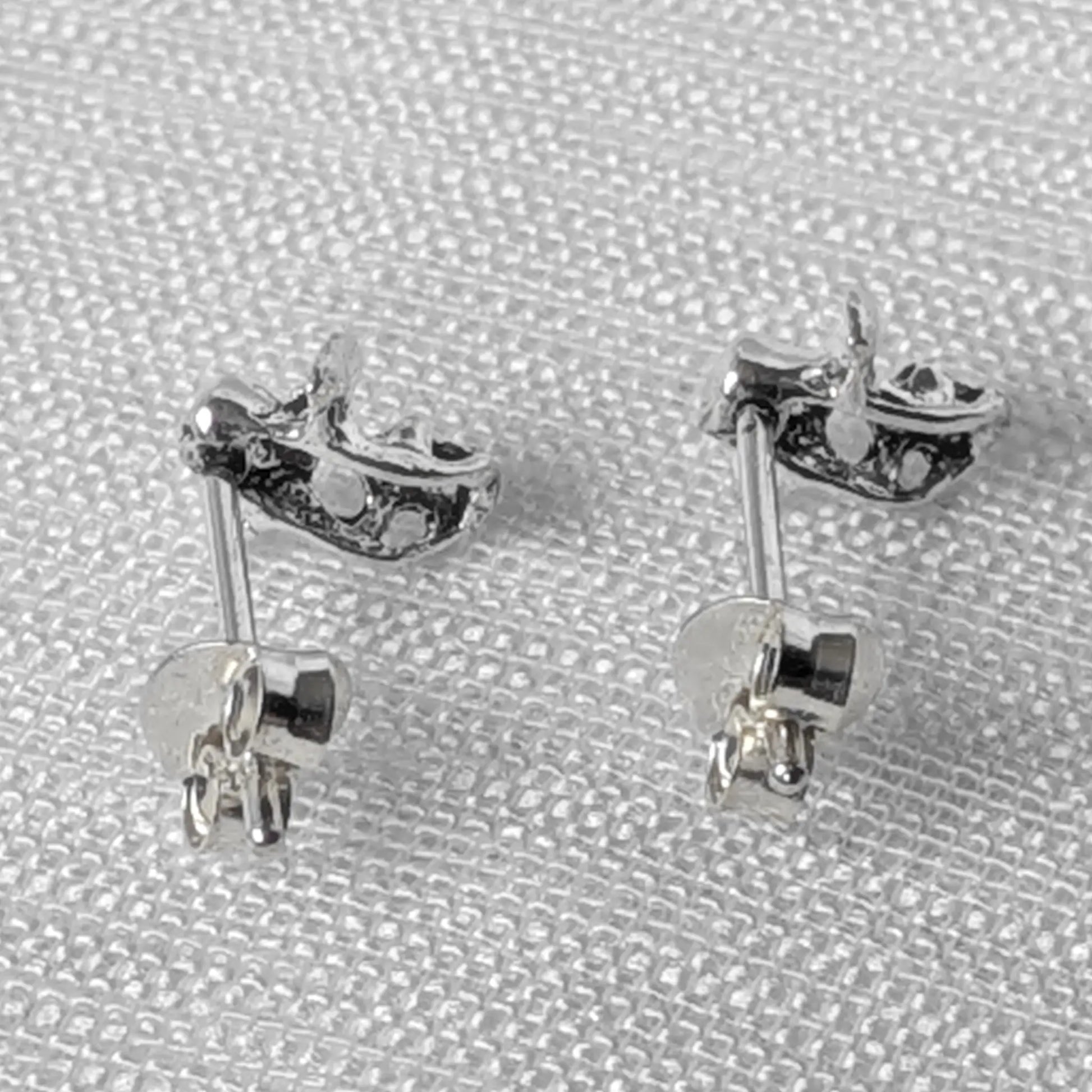 Rückseite der Totenkopf Silber-Ohrringe mit stabilem Stift und Ohrmutter-Verschluss aus 925 Silber.