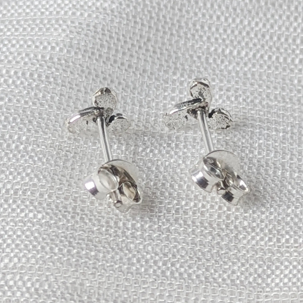 Rückansicht der 925 Silber Triskele-Ohrringe mit dem sicheren und punzierten Butterfly-Verschluss.