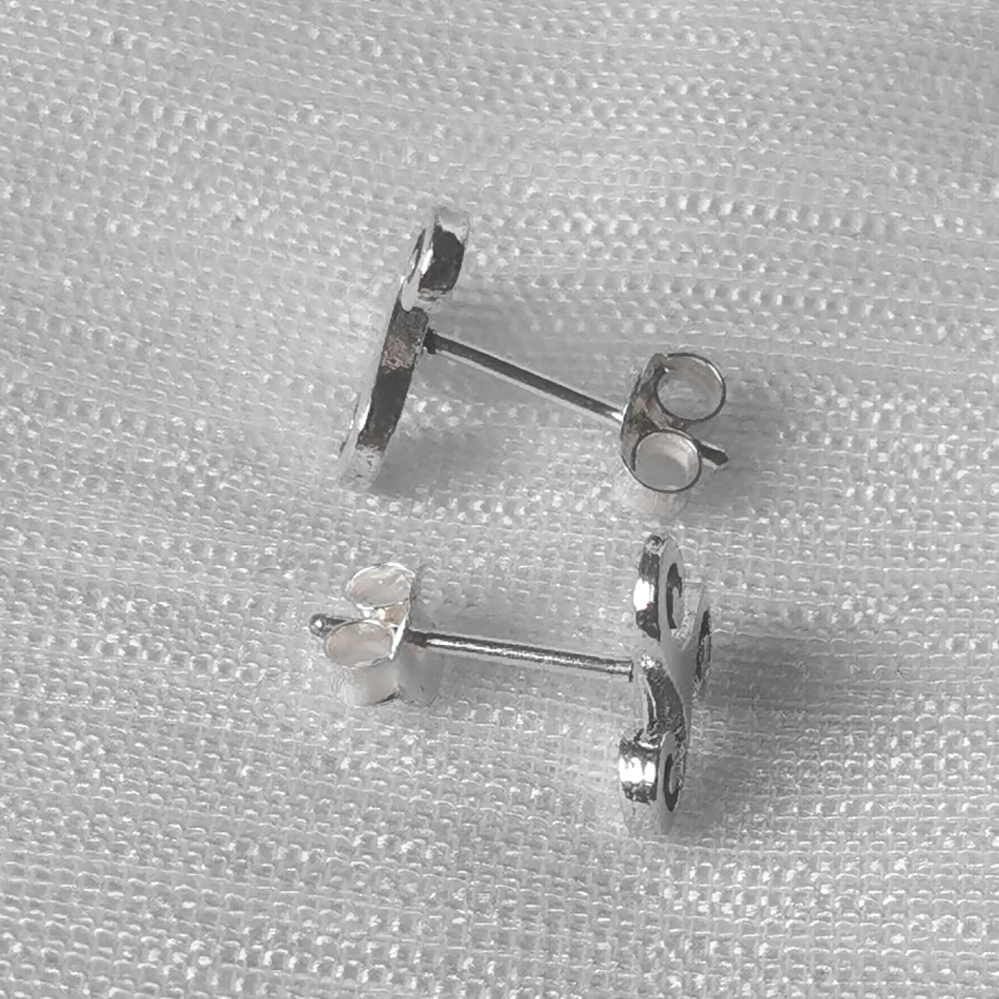 Seitenansicht der Silber-Ohrstecker mit Fokus auf den stabilen Verschluss.