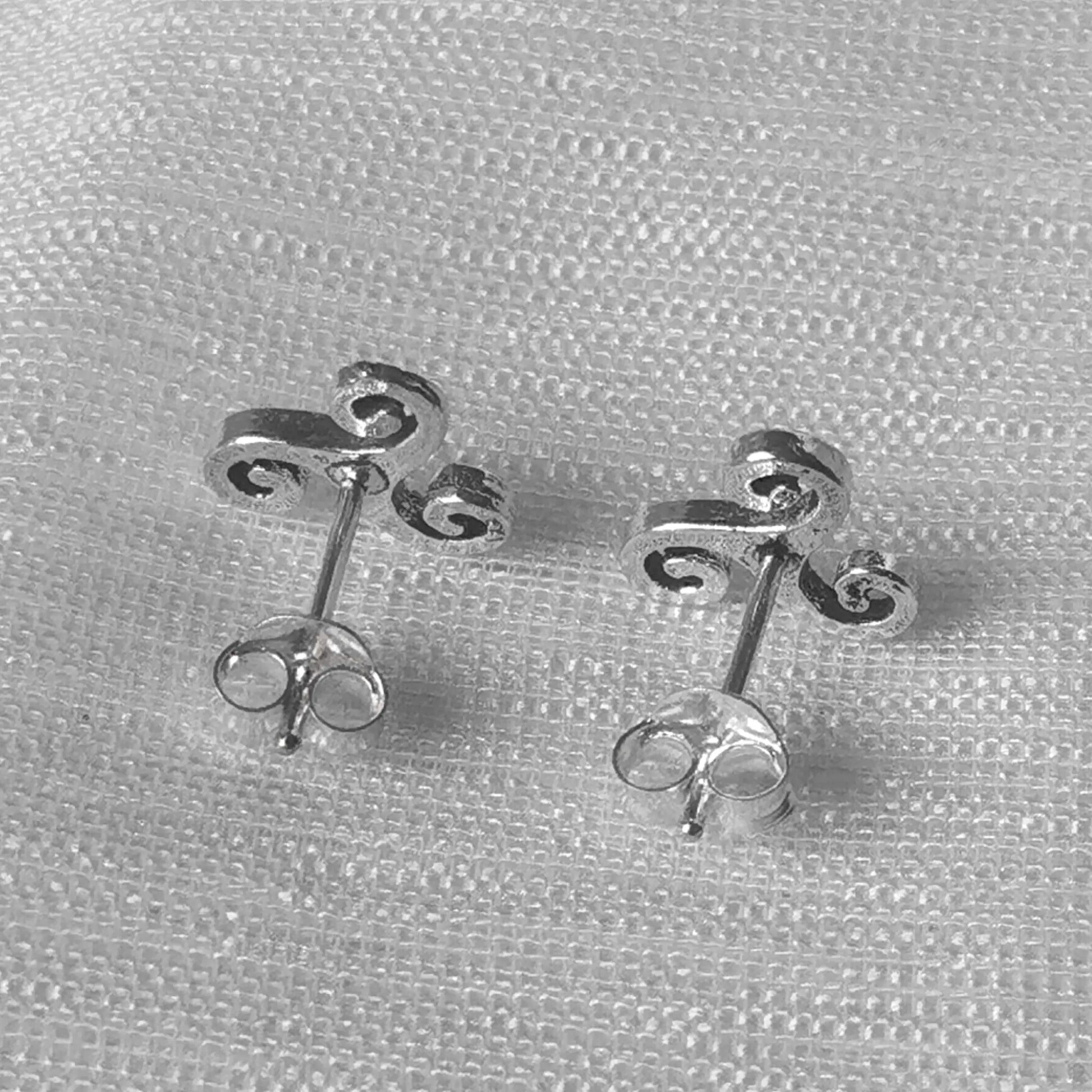 Rückseite der Triskelen-Ohrringe mit 925 Silber-Stempel-Prägung.