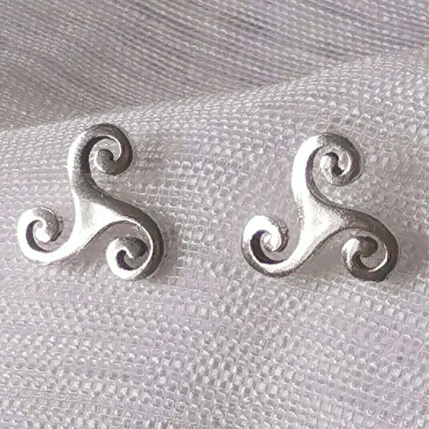 Detailansicht Triskele Ohrstecker aus glänzendem 925 Sterling Silber.