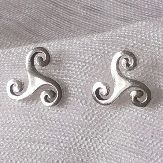 Detailansicht Triskele Ohrstecker aus glänzendem 925 Sterling Silber.