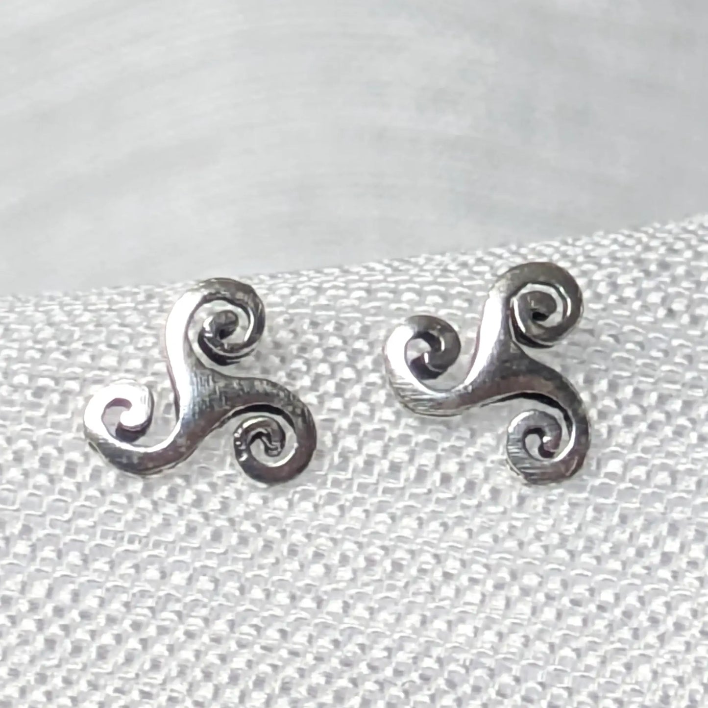 Nahaufnahme der Triskele Ohrstecker aus 925 Silber mit detaillierter Spiral-Gravur