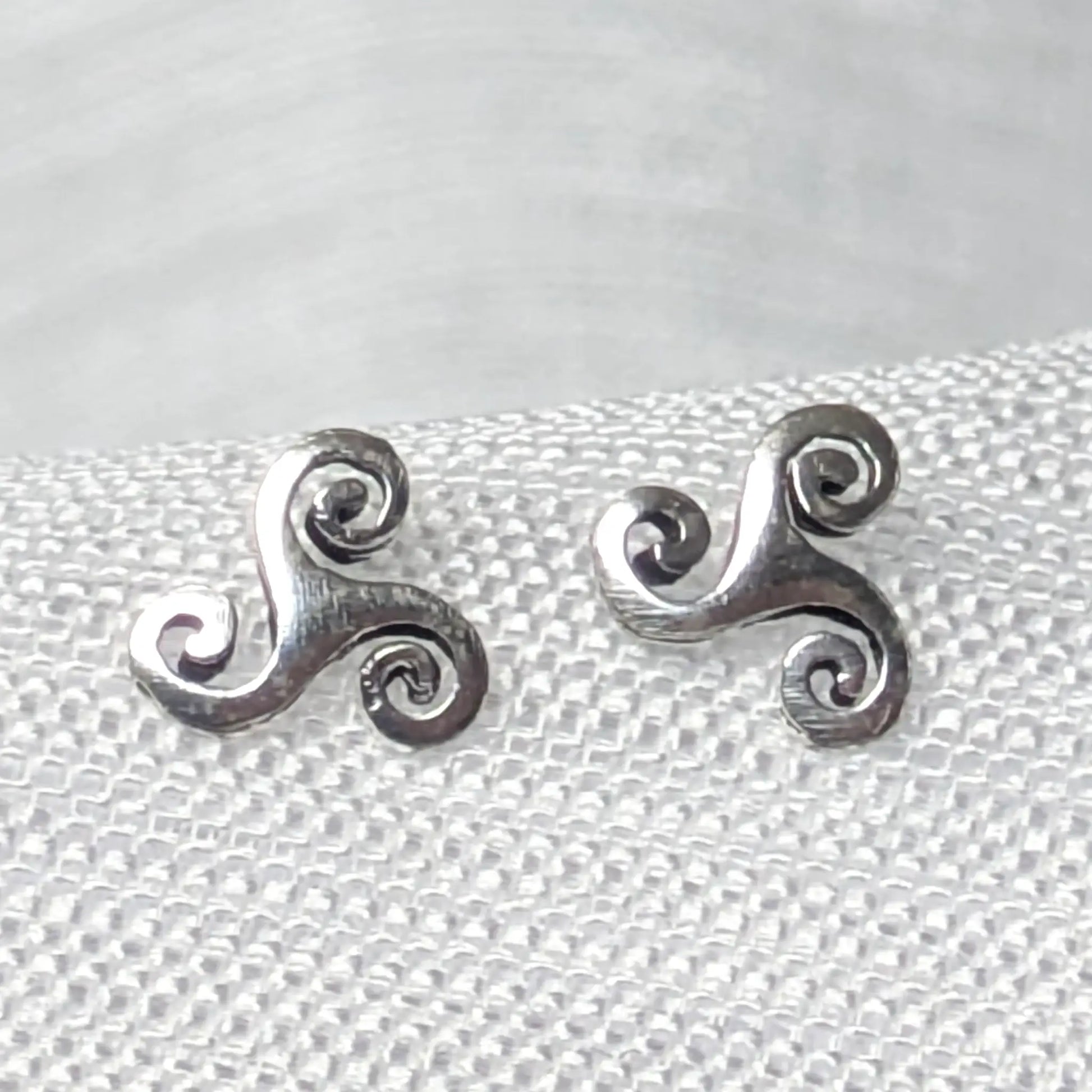 Nahaufnahme der Triskele Ohrstecker aus 925 Silber mit detaillierter Spiral-Gravur