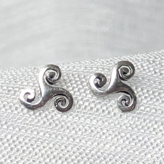 Nahaufnahme der Triskele Ohrstecker aus 925 Silber mit detaillierter Spiral-Gravur