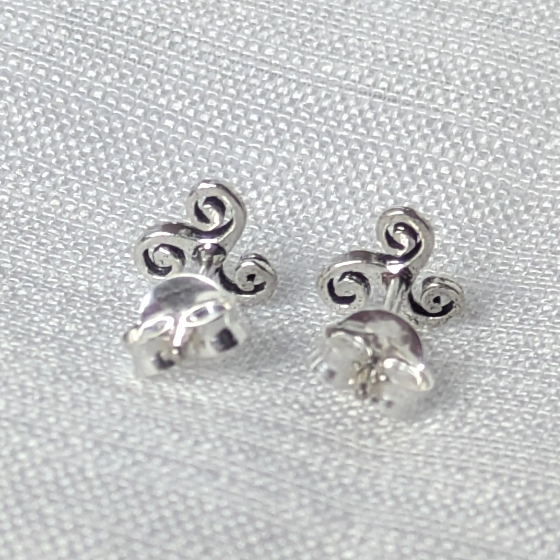 Rückansicht der 925 Silber Ohrstecker mit sicherem Butterfly-Verschluss