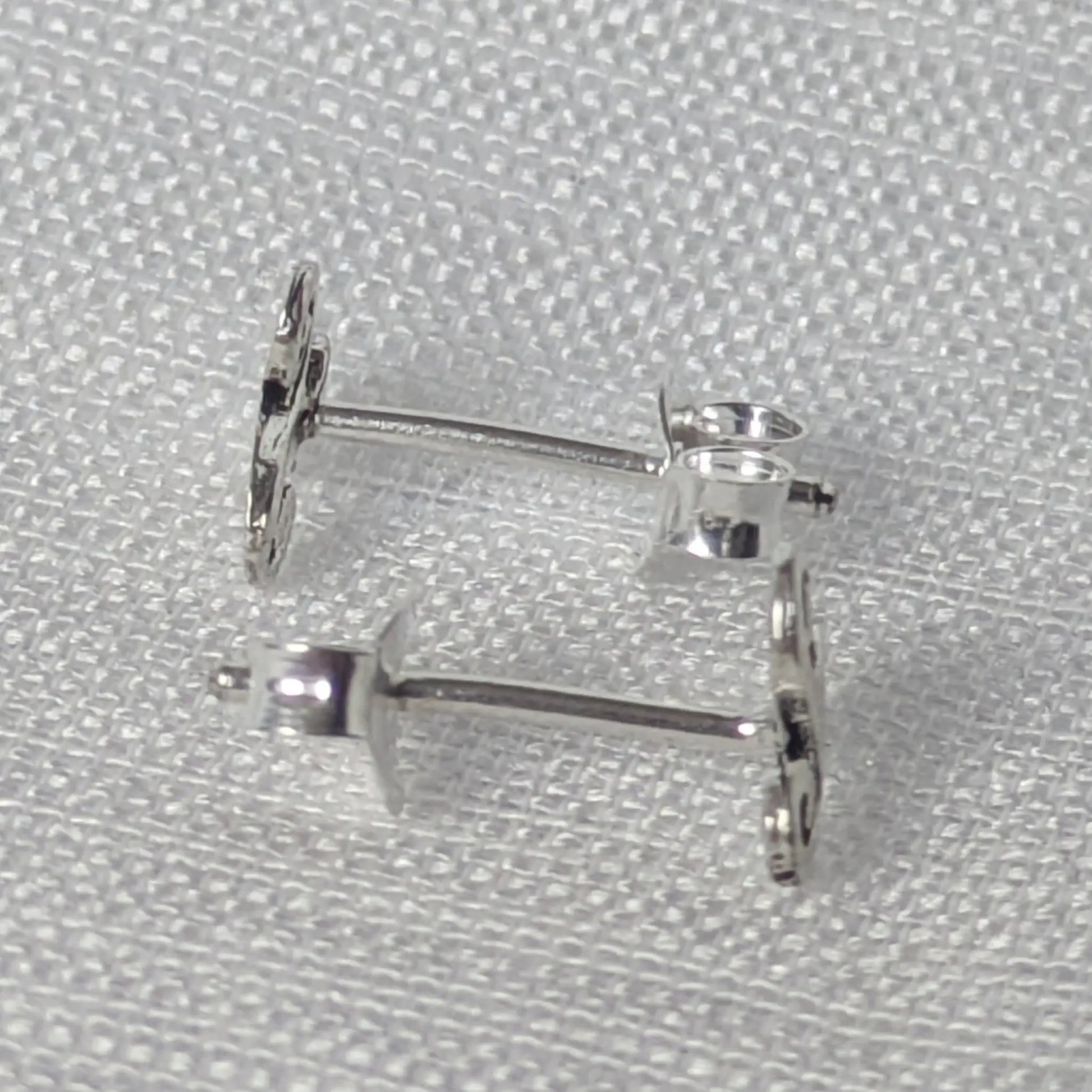 Seitliche Perspektive der 925 Silber Triskele Stecker zur Darstellung der Profiltiefe