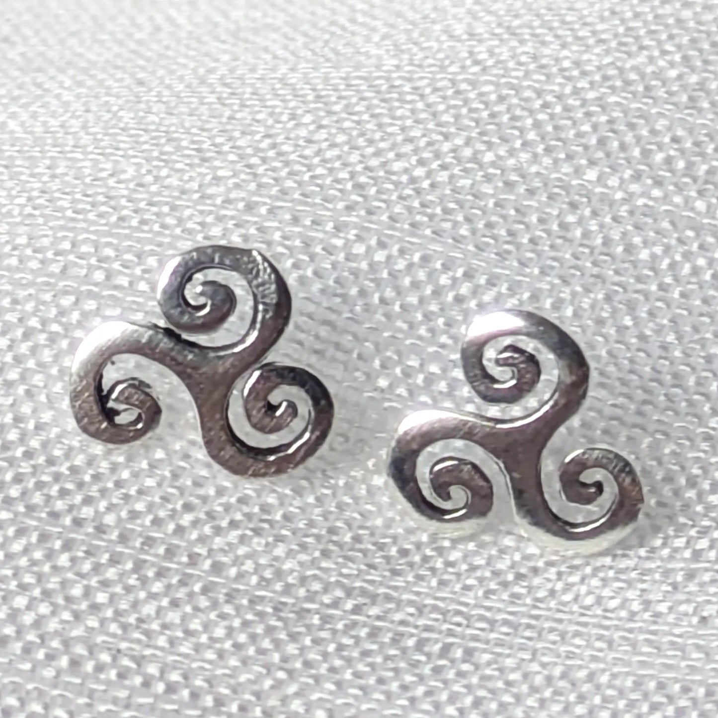 Detailreiche Nahaufnahme der Triskele Ohrstecker aus 925 Sterling Silber mit feiner Spiral-Gravu