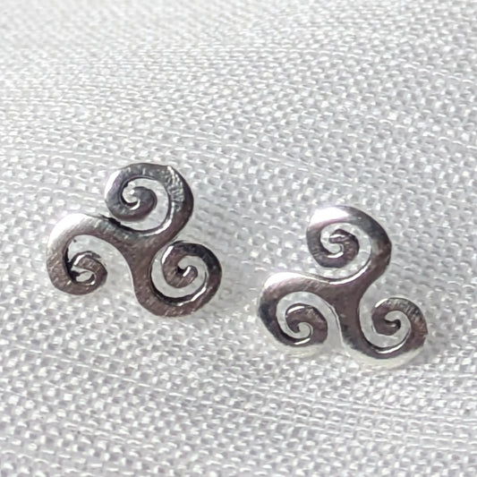 Detailreiche Nahaufnahme der Triskele Ohrstecker aus 925 Sterling Silber mit feiner Spiral-Gravu