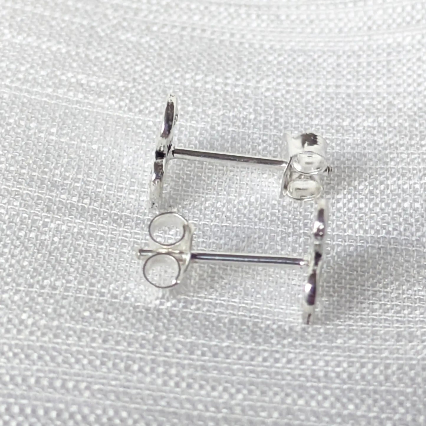 Seitliche Perspektive der 925 Silber Triskele-Ohrstecker zur Darstellung der Profiltiefe