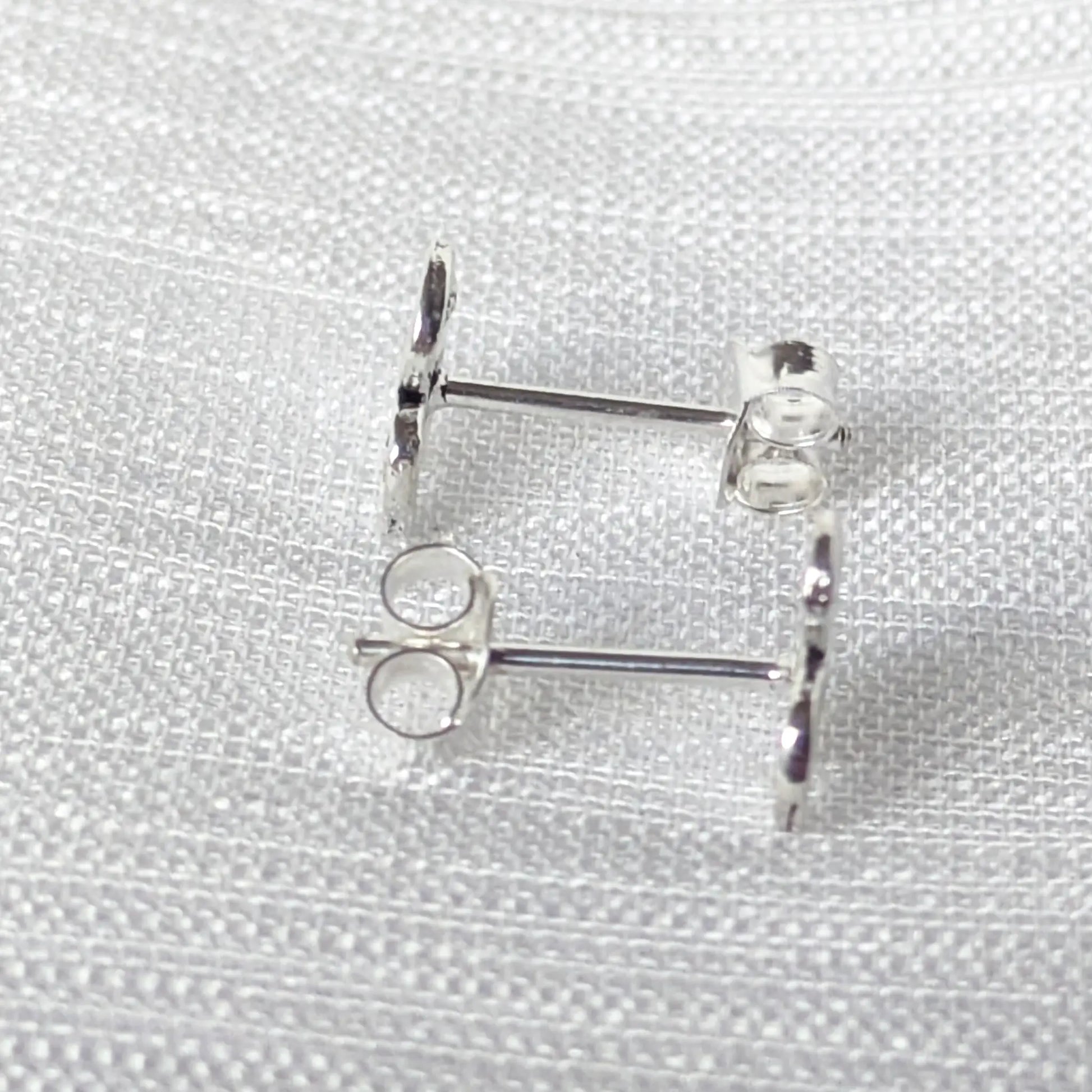 Seitliche Perspektive der 925 Silber Triskele-Ohrstecker zur Darstellung der Profiltiefe