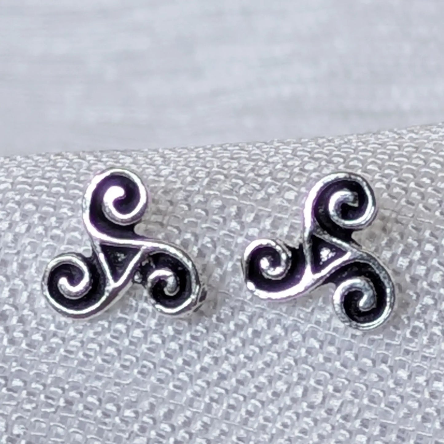 Nahaufnahme Triskel Ohrstecker 925 Sterling Silber mit oxidierten Details und Dreifach-Spirale