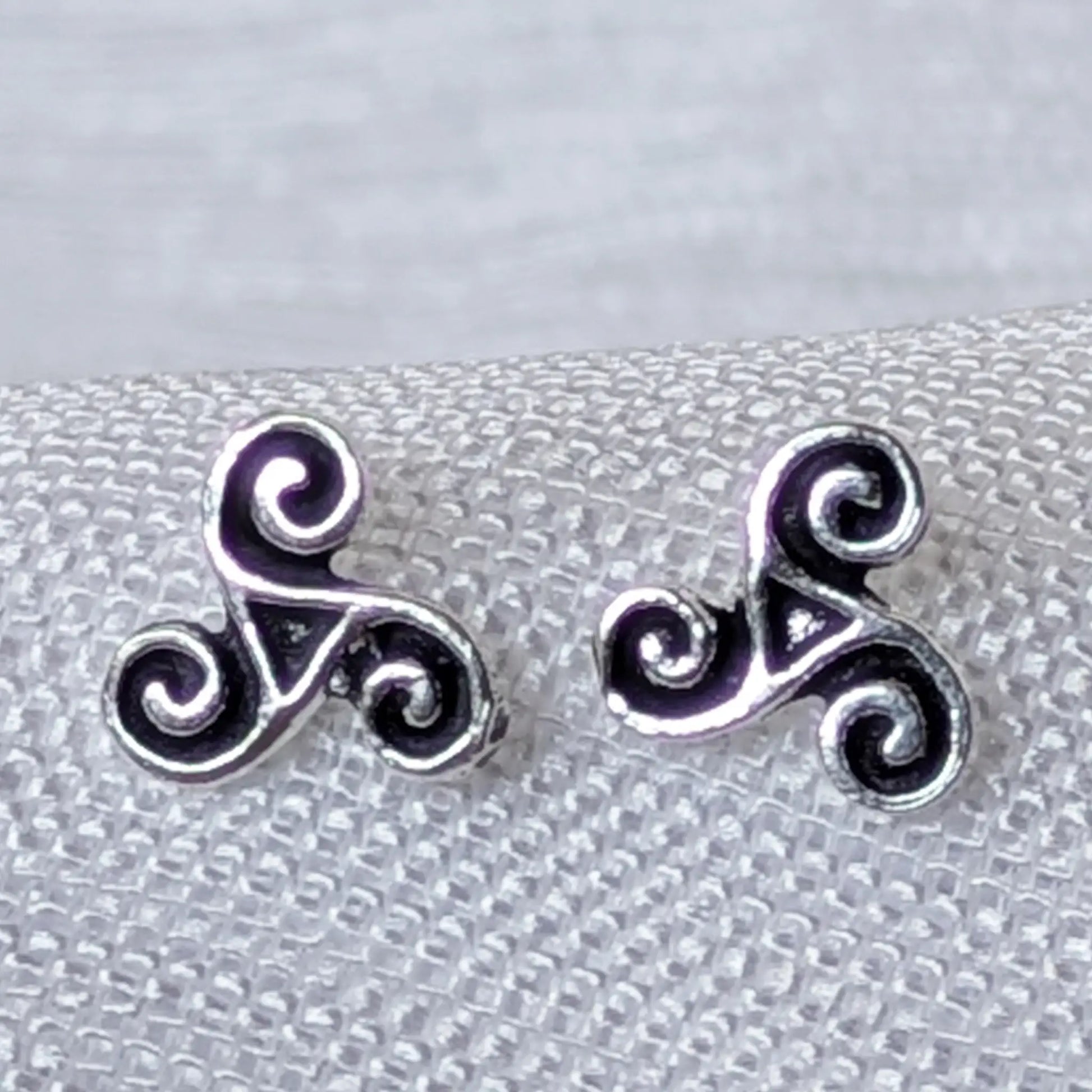 Nahaufnahme Triskel Ohrstecker 925 Sterling Silber mit oxidierten Details und Dreifach-Spirale