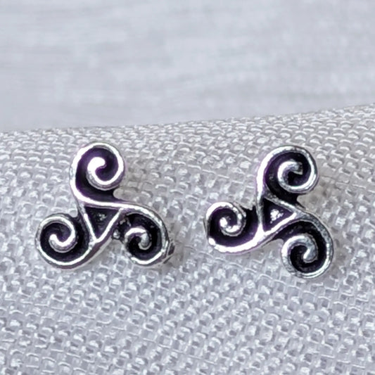 Nahaufnahme Triskel Ohrstecker 925 Sterling Silber mit oxidierten Details und Dreifach-Spirale