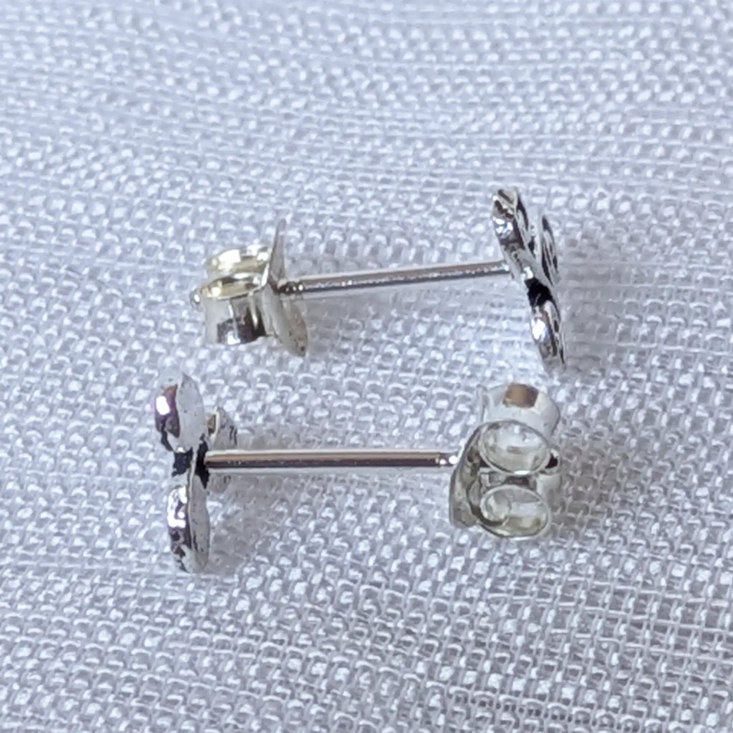 Seitenansicht der Silber Ohrstecker Triskel mit Steckverschluss und Stift