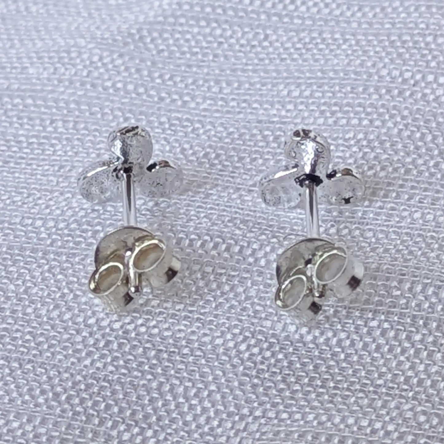 Rückseite der Triskel Ohrstecker aus 925 Silber mit 925 Prägung und Ohrmutter