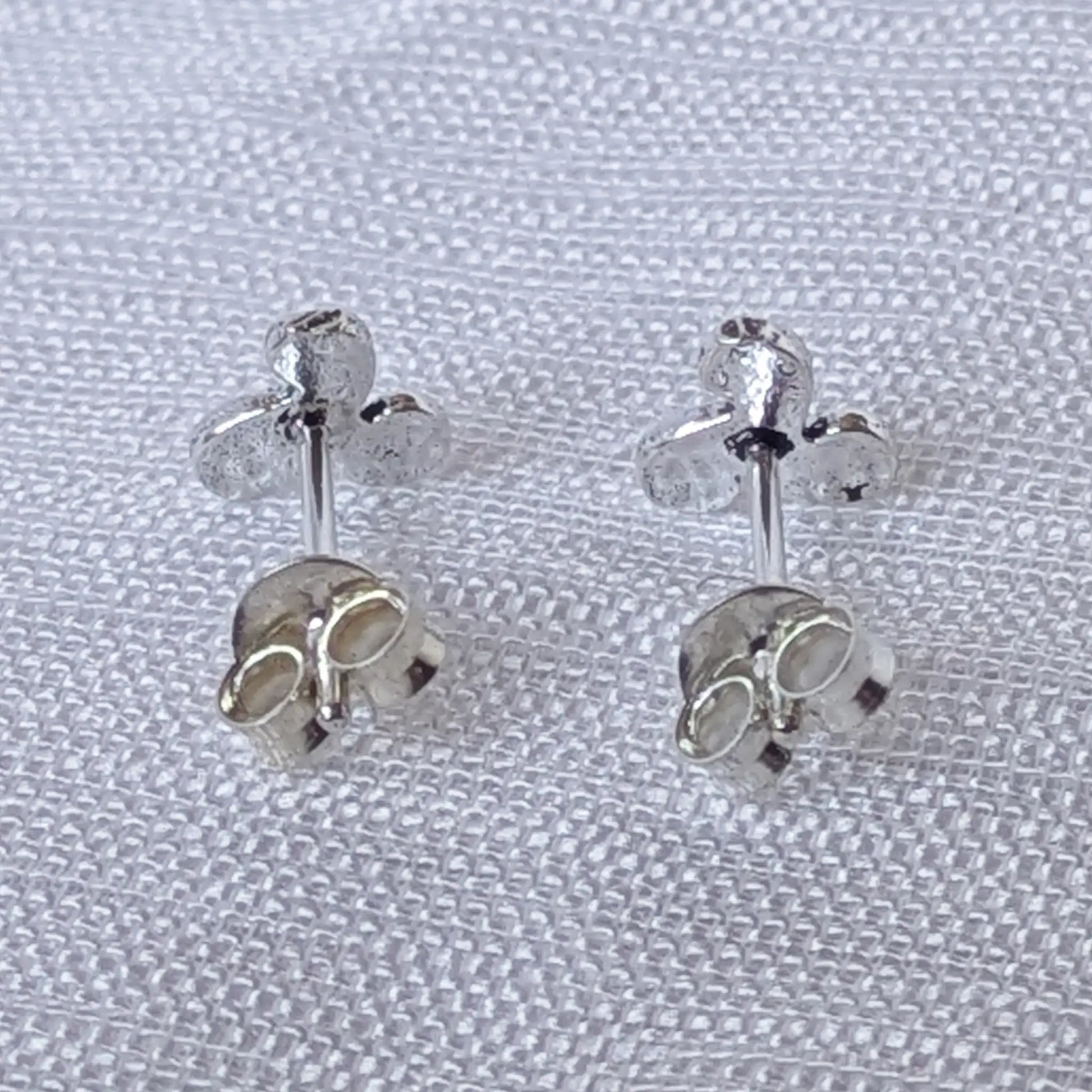 Rückseite der Triskel Ohrstecker aus 925 Silber mit 925 Prägung und Ohrmutter