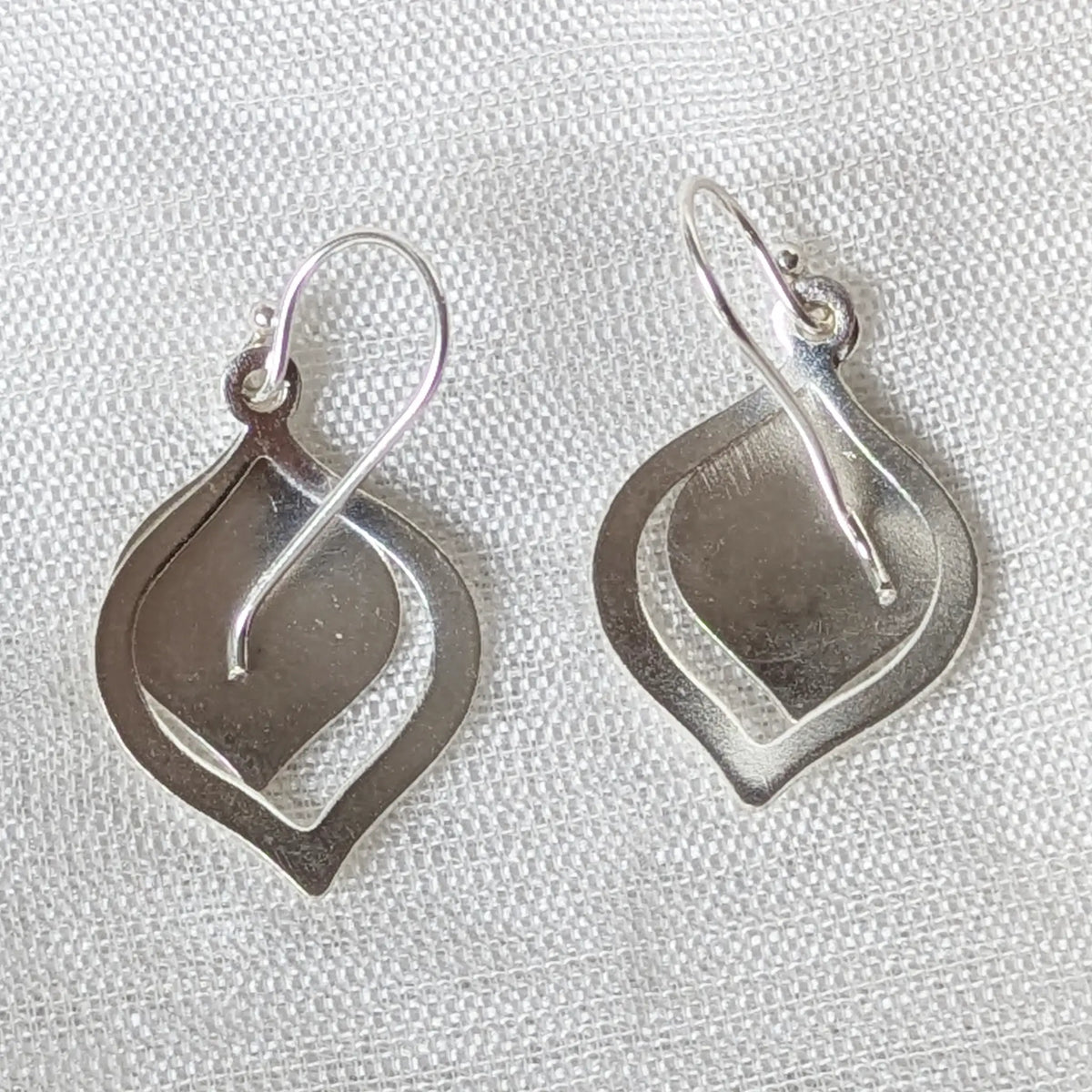 Rückseite der mattierten Hängeohrringe aus 925 Silber in klarer, abgerundeter Tropfenform.