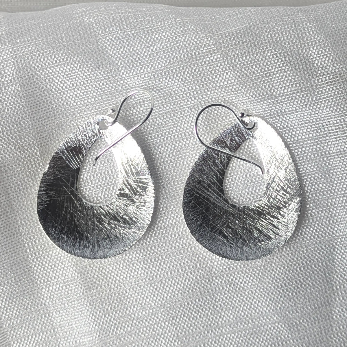 Rückansicht der Tropfen-Ohrhänger aus echtem Silber mit glatter, hautfreundlicher Innenseite und solider Ösenverbindung.