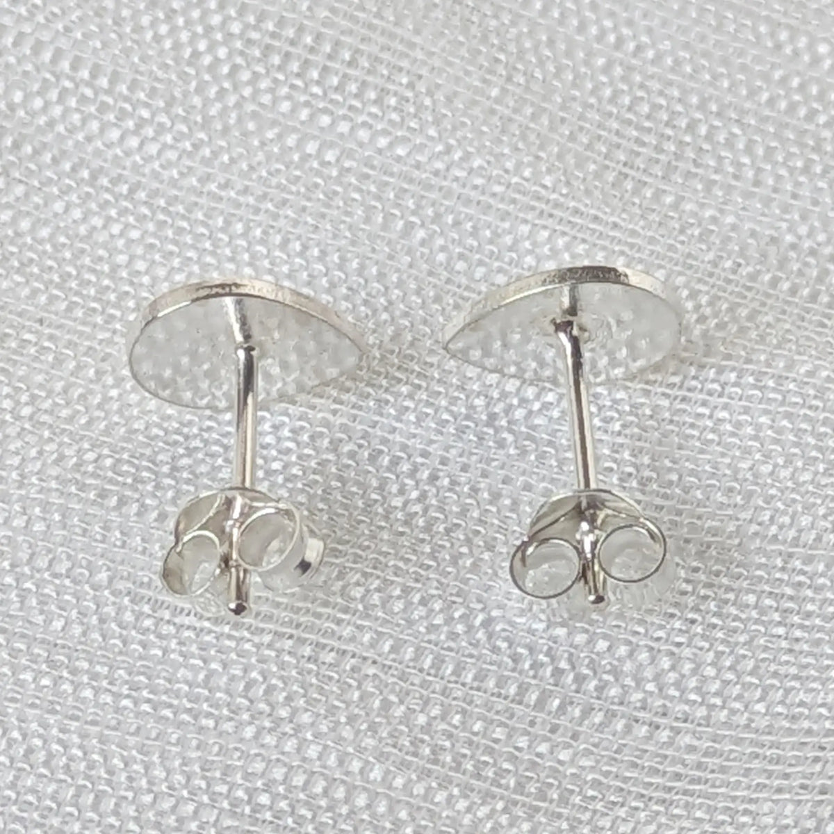 Rückansicht der Tropfen-Ohrstecker mit sicherem Steckverschluss.