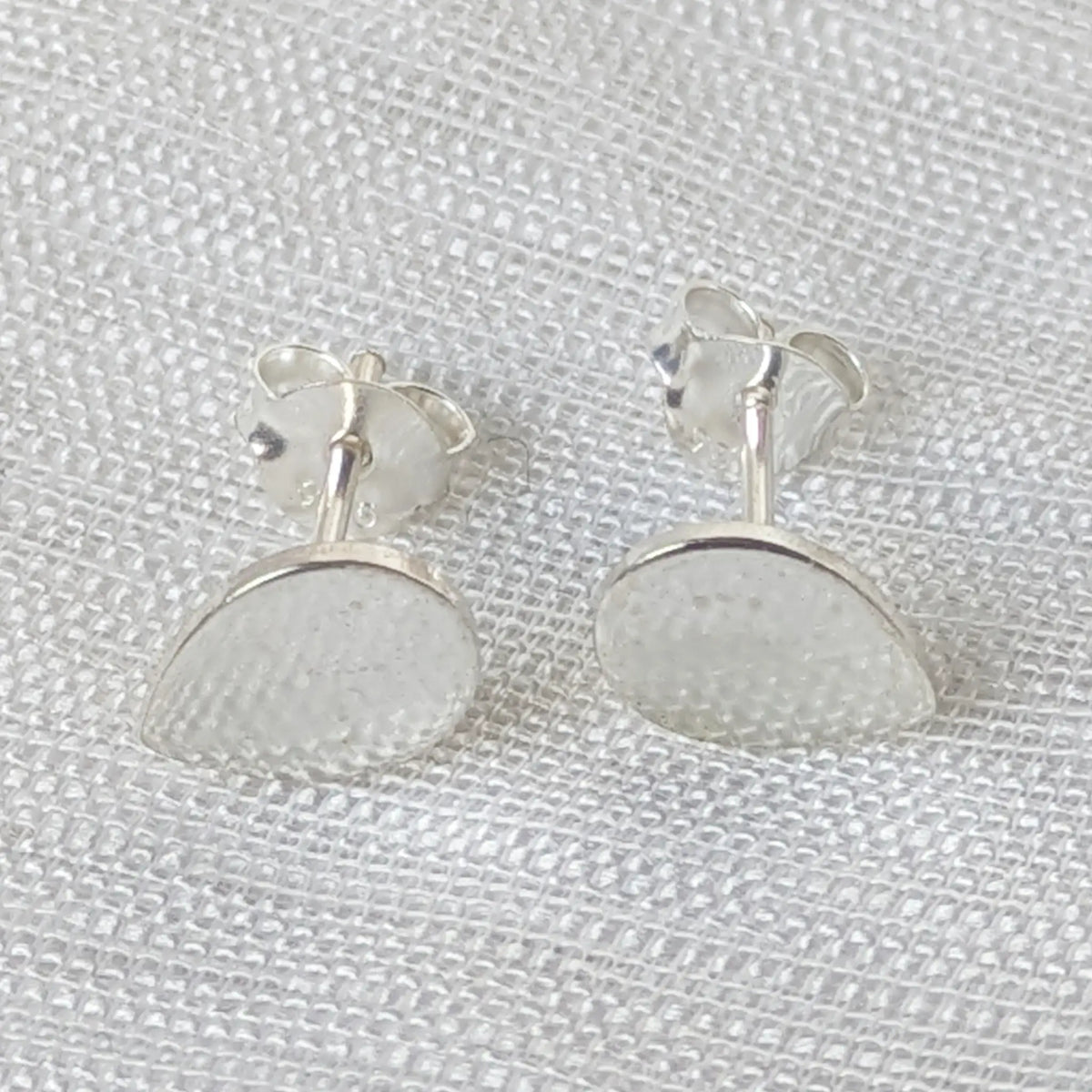 Frontalansicht der minimalistischen Silber-Ohrstecker in Tropfenform.