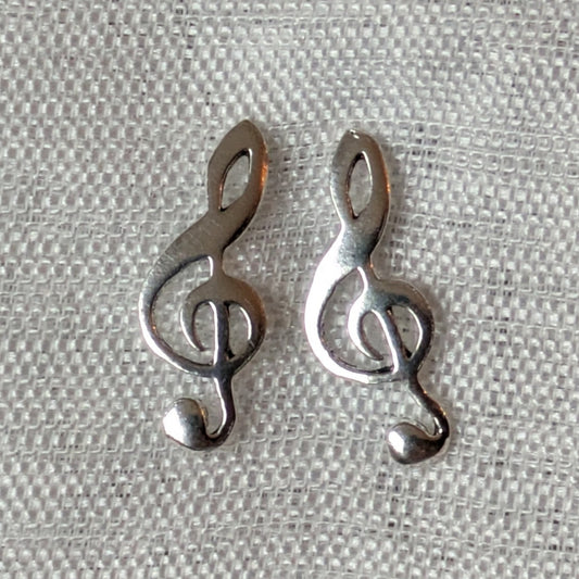 Paar Violinschlüssel Ohrstecker aus glänzendem 925 Sterling Silber in der Frontalansicht vor hellem Hintergrund.