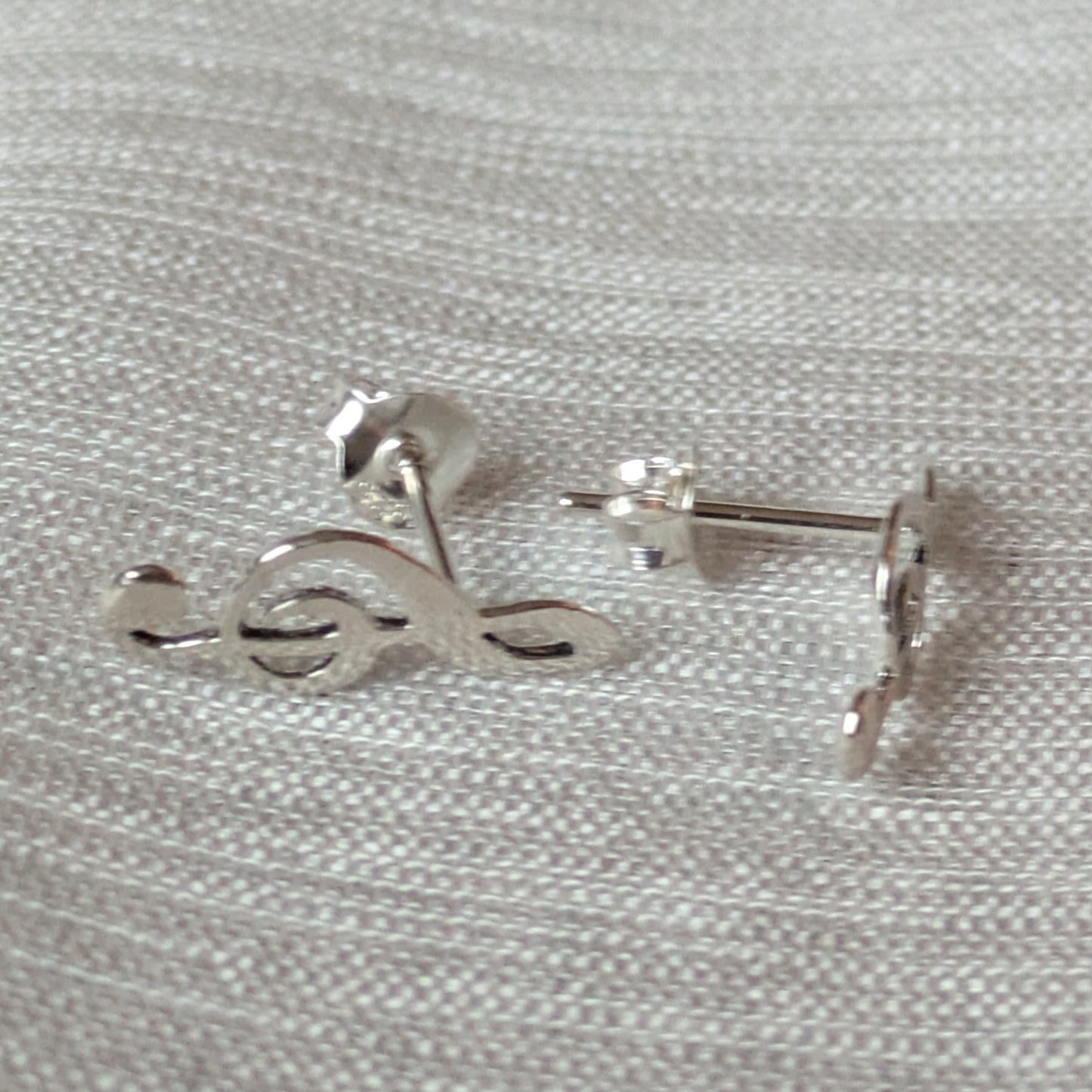 Seitenansicht der silbernen Musik-Ohrstecker zur Darstellung der Materialstärke und der hochwertigen Verarbeitung des Notenschlüssels.