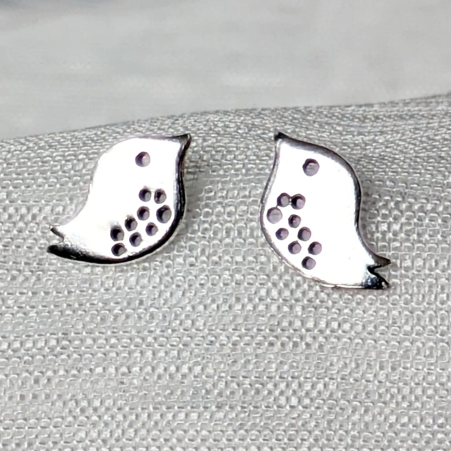 Detailansicht Vogel Küken Ohrstecker 925 Silber poliert.