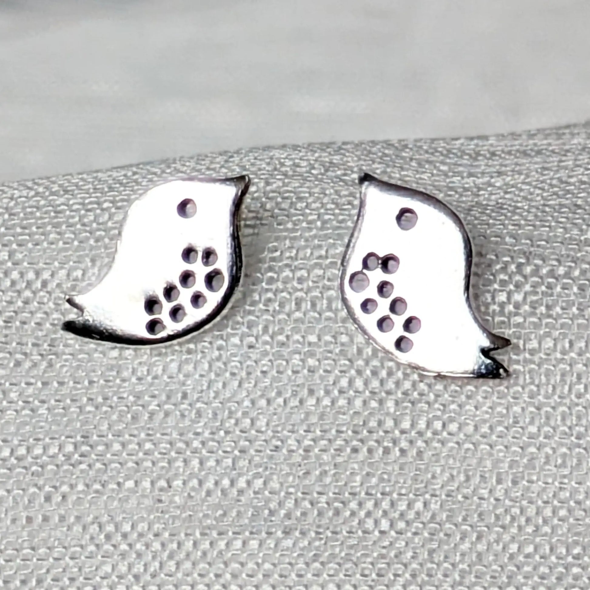 Detailansicht Vogel Küken Ohrstecker 925 Silber poliert.